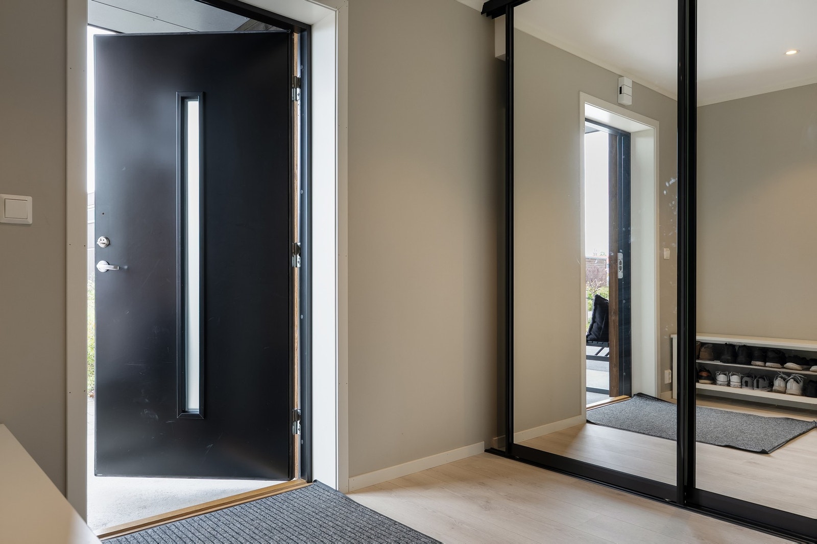 Entré med integrert garderobeløsning Galleribilde