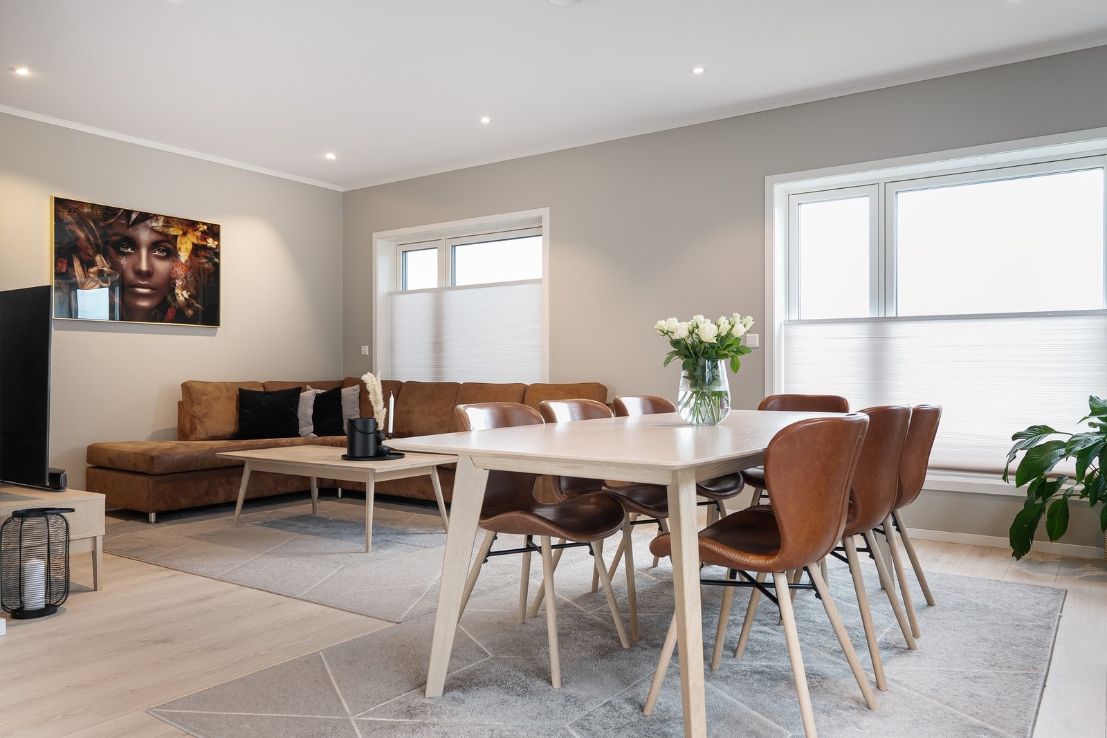 Romslig og sosial spiseplass med god plass til familie og gjester Galleribilde