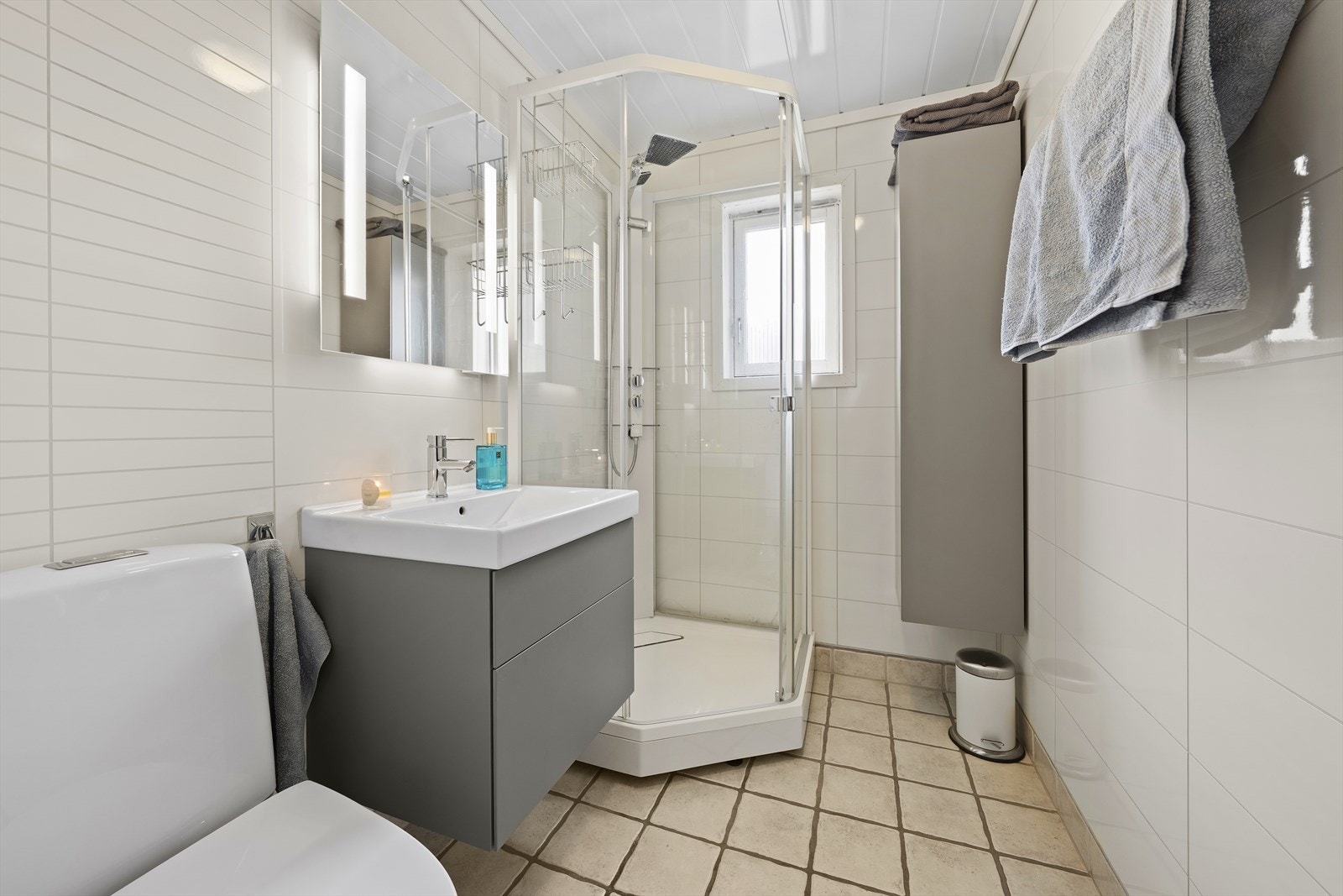 Badet i hovedetasjen har baderomsinnredning og våtromsplater på veggene fra 2021. Galleribilde