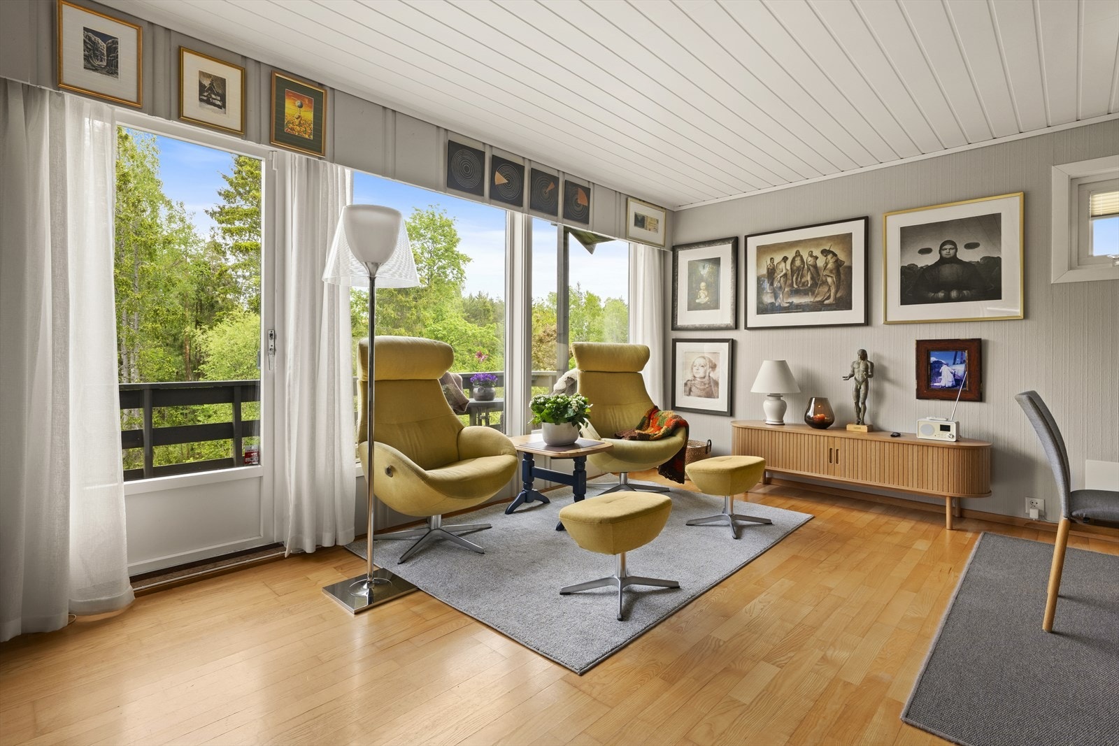 Fra stuen er det direkte utgang til boligens terrasse/balkong som strekker seg rundt tre av husets fire vegger. Galleribilde