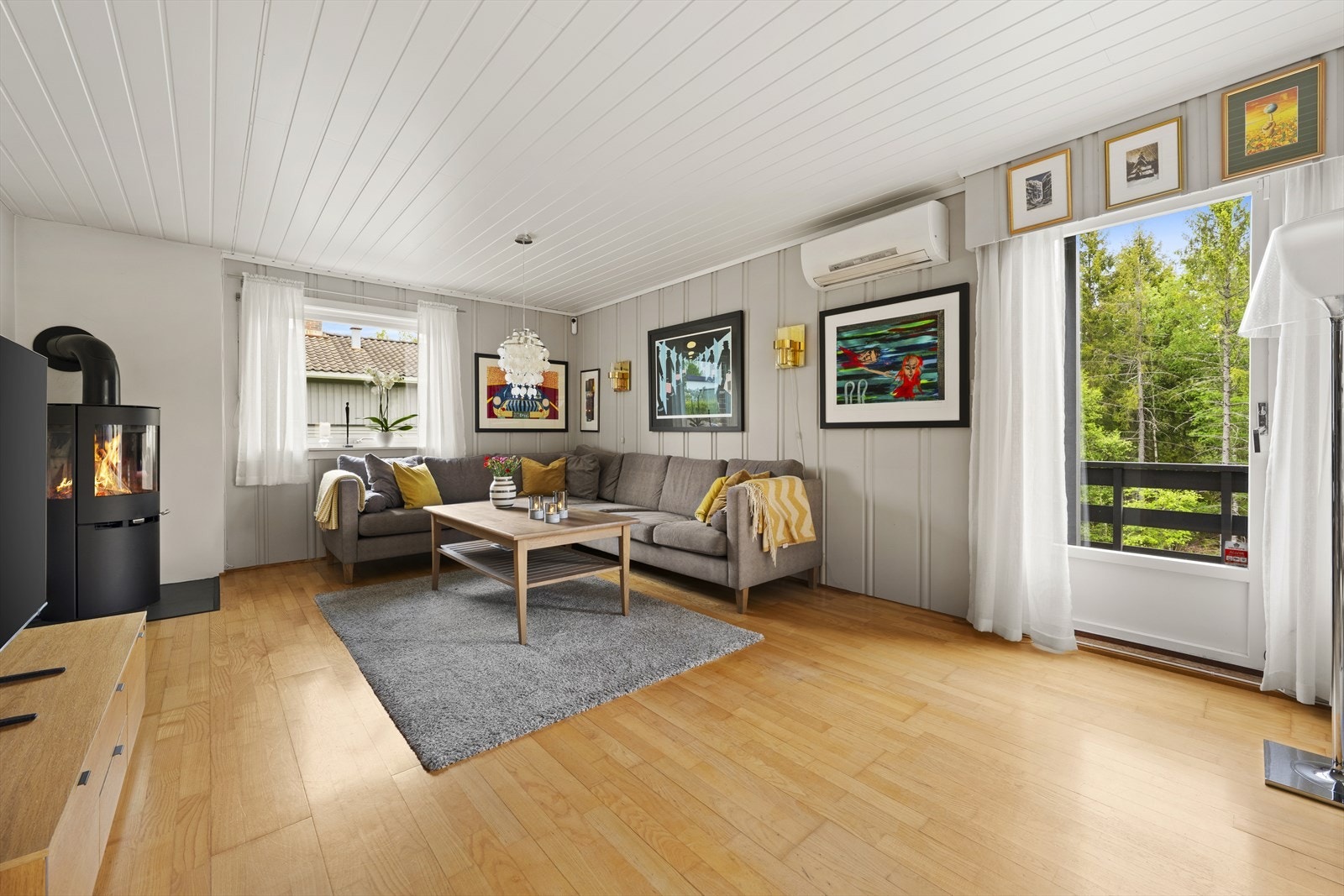 Fra stuen er det utgang til en stor terrasse med utsikt mot det grønne friområdet. Galleribilde