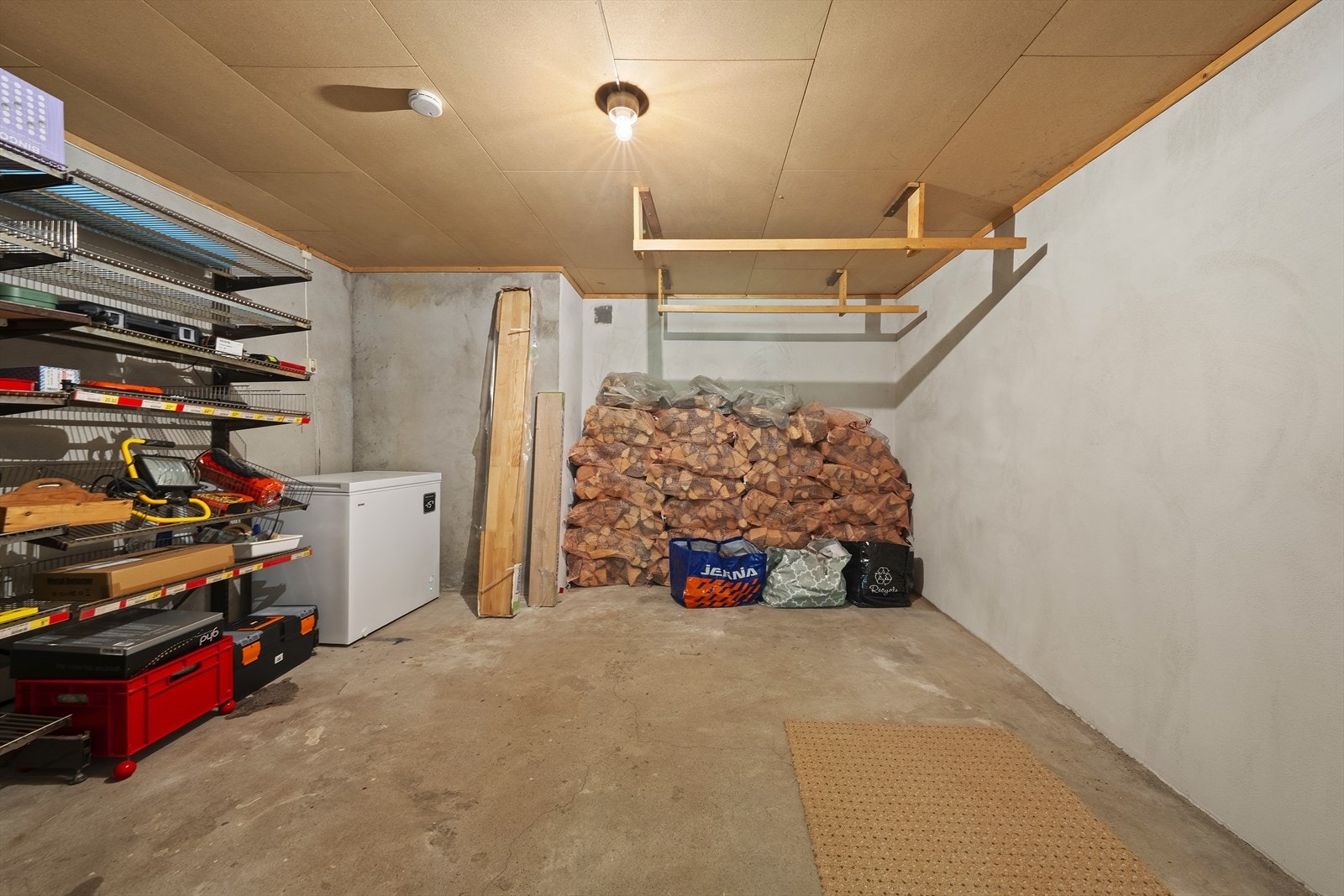 Underetasjen byr på rikelig med lagringsplass i flere boder. Galleribilde