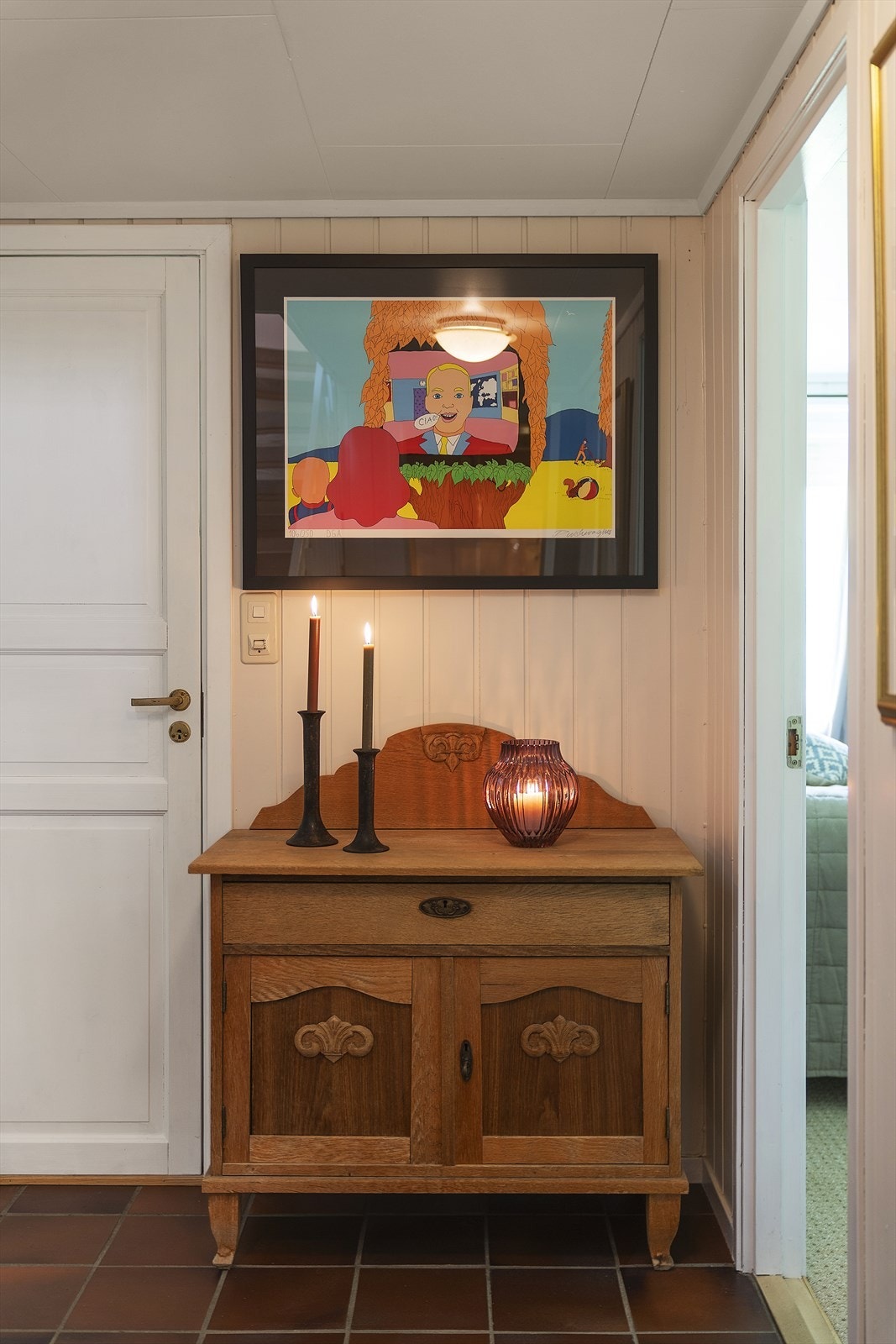 Fra gangen er det adkomst til bad og soverom, samt trapp til de andre etasjene. Galleribilde