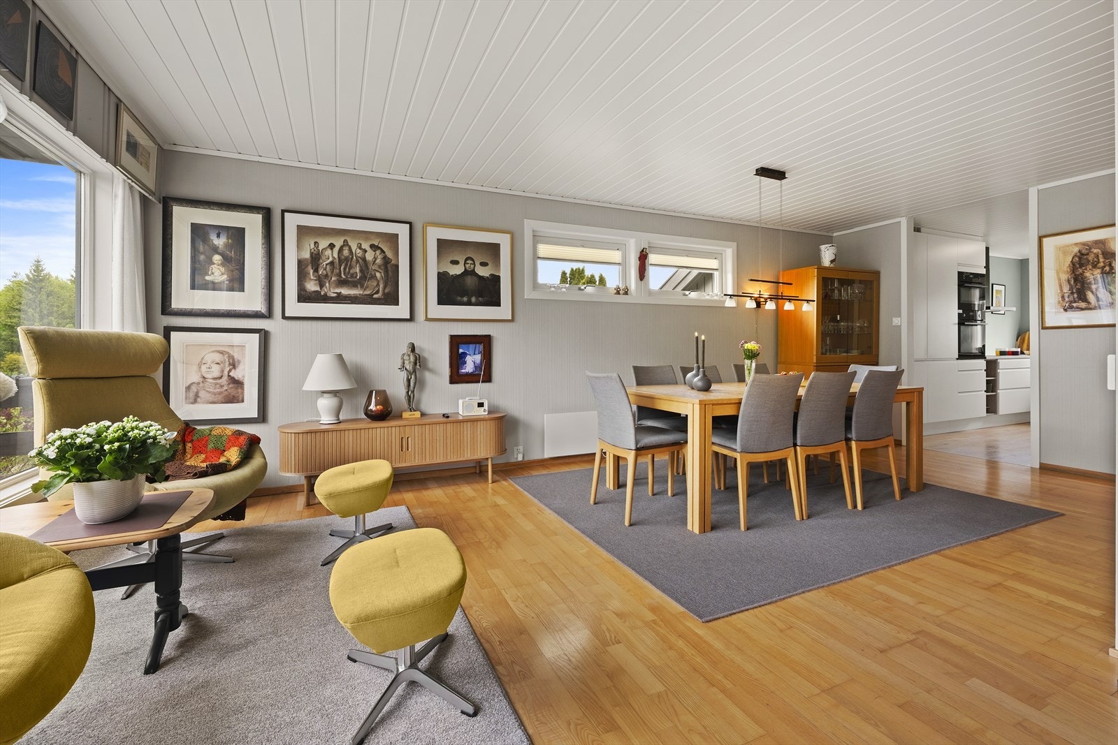 Spisestuen har plass til langbord for hyggelige sammenkomster. Galleribilde
