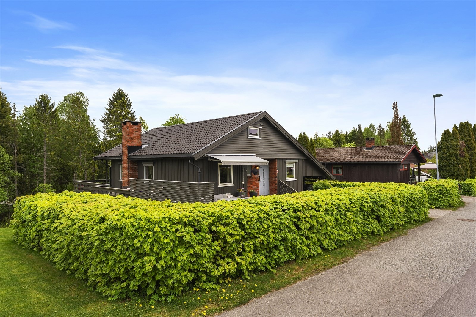 Eiendommen ligger i et rolig og etablert boligområde på Gulset. Galleribilde