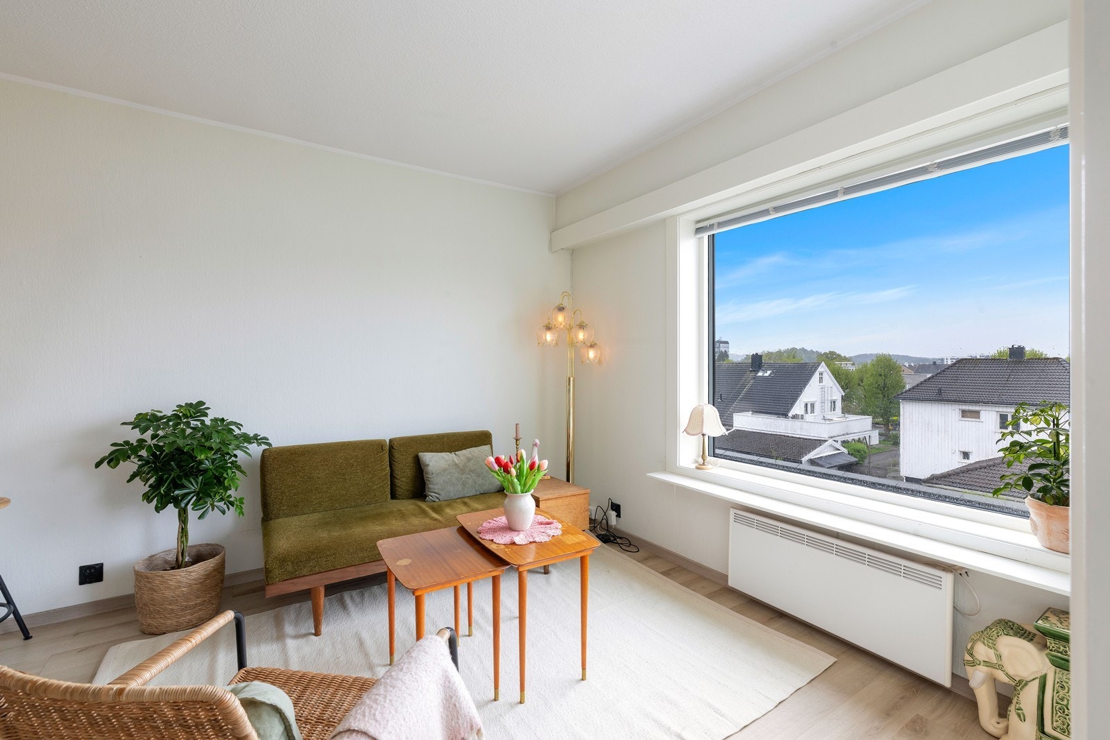 Stuen framstår som lys og pen og med store vindusflater og godt naturlig lysinnslipp. Galleribilde