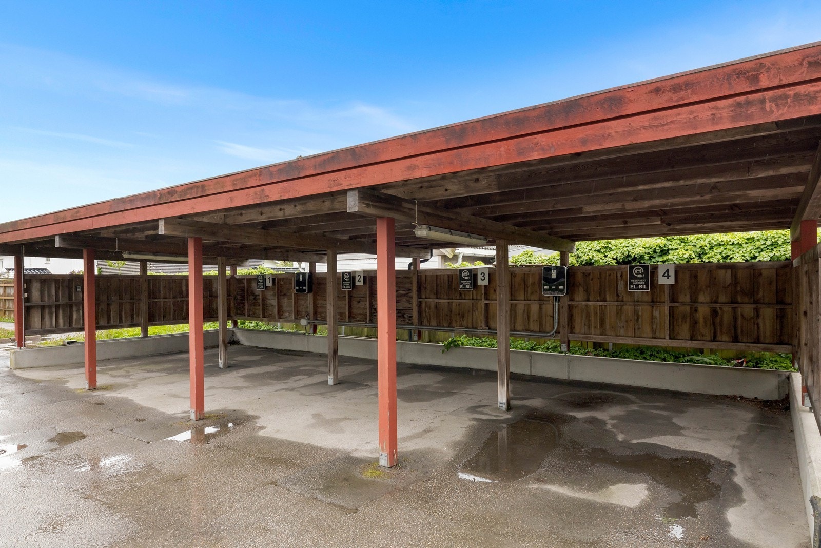 Fellesareal. Borettslaget har parkering etter "førstemann til mølla"-prinsippet på utendørs parkeringsplasser. Det er også etablert ladeløsning for elbil i carport (avbildet). Galleribilde