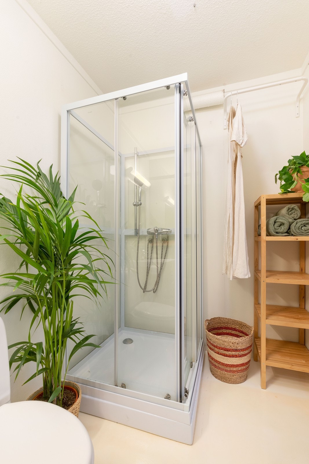 Badet framstår som lyst, pent og funksjonelt. Galleribilde