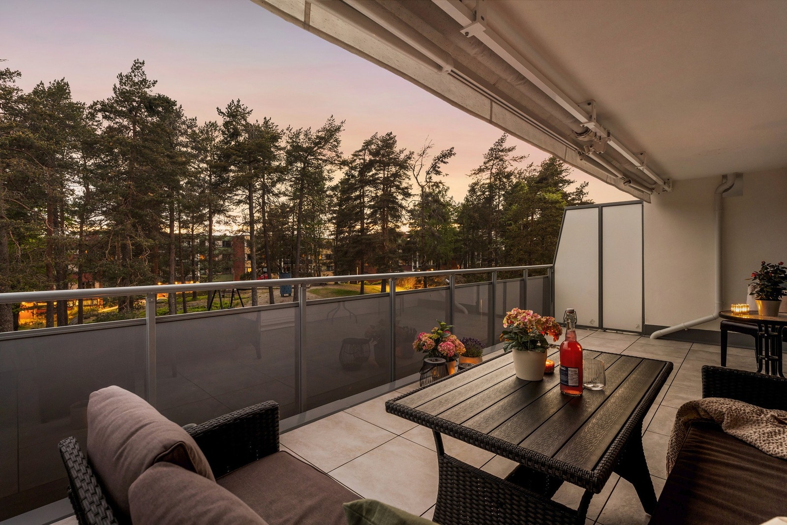 Balkongen fungerer som en naturlig forlengelse av stuen og gir et ekstra oppholdsrom store deler av året. Galleribilde