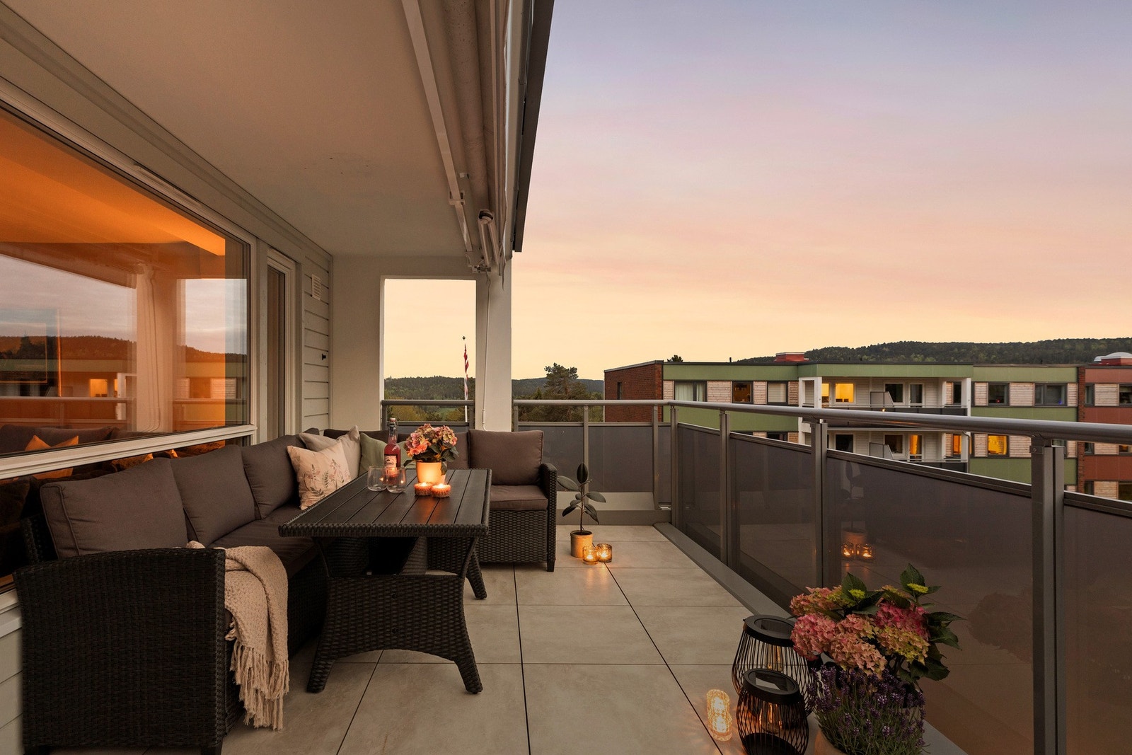 Stor og innbydende balkong på ca. 20 m² med svært gode solforhold og god plass til både loungegruppe, spisebord og grill. Galleribilde