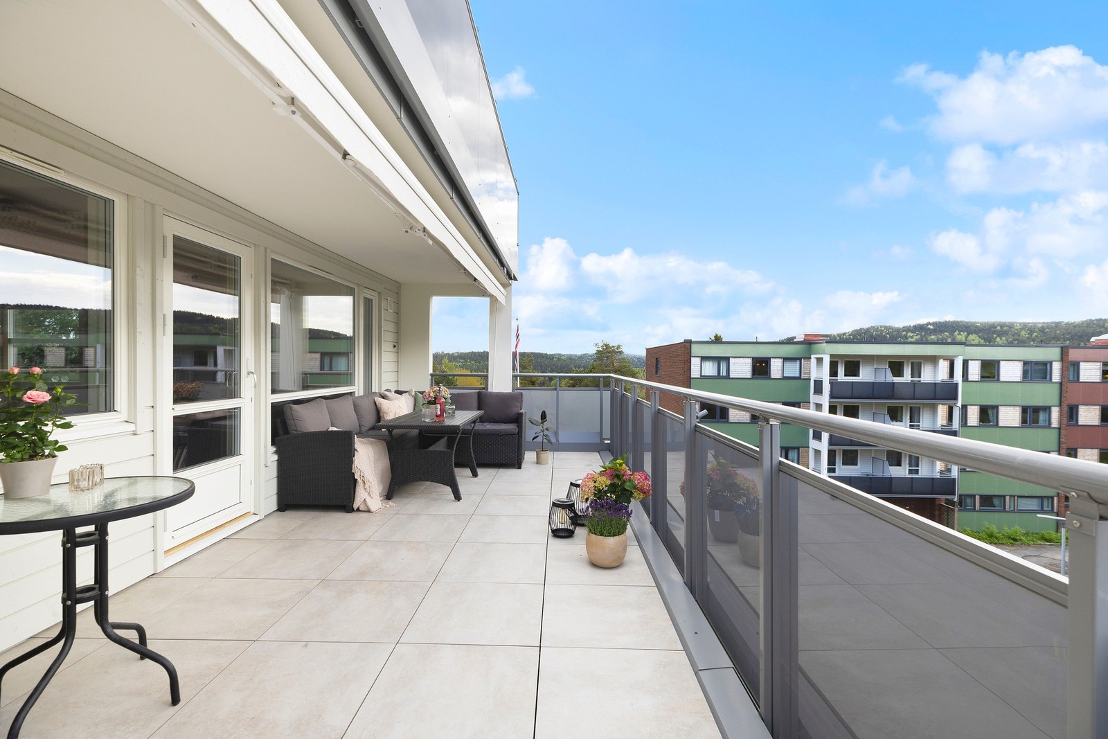 Perfekt uteplass for lange sommerkvelder med venner og familie, eller en stille morgenkaffe i solen. Galleribilde