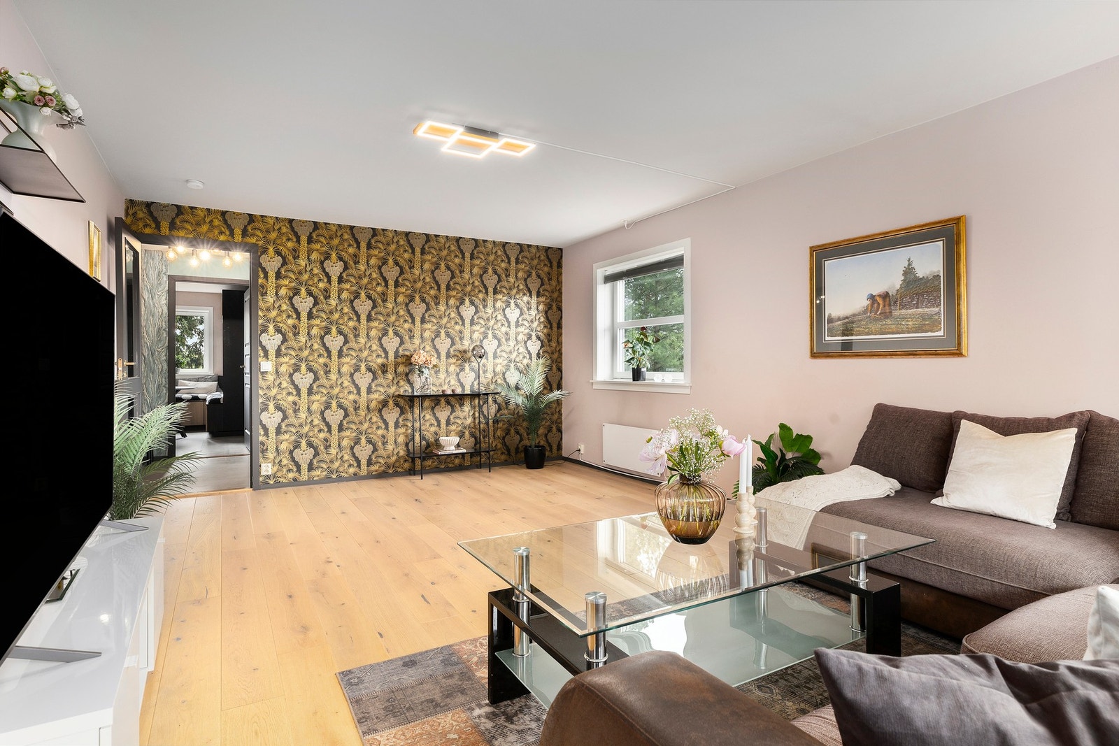 Stuen har god plass til både sofagruppe og spisebord, og fungerer som et naturlig samlingspunkt i boligen. Galleribilde