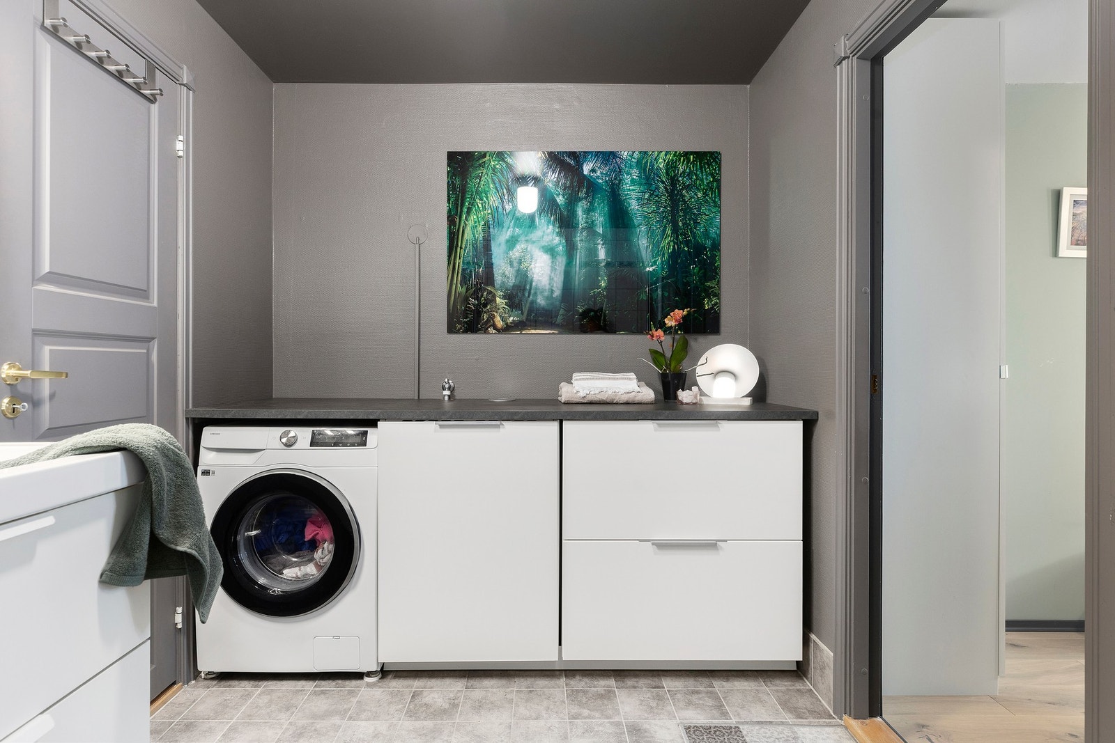 Opplegg for vaskemaskin gjør badet ekstra funksjonelt for moderne boligbehov. Galleribilde