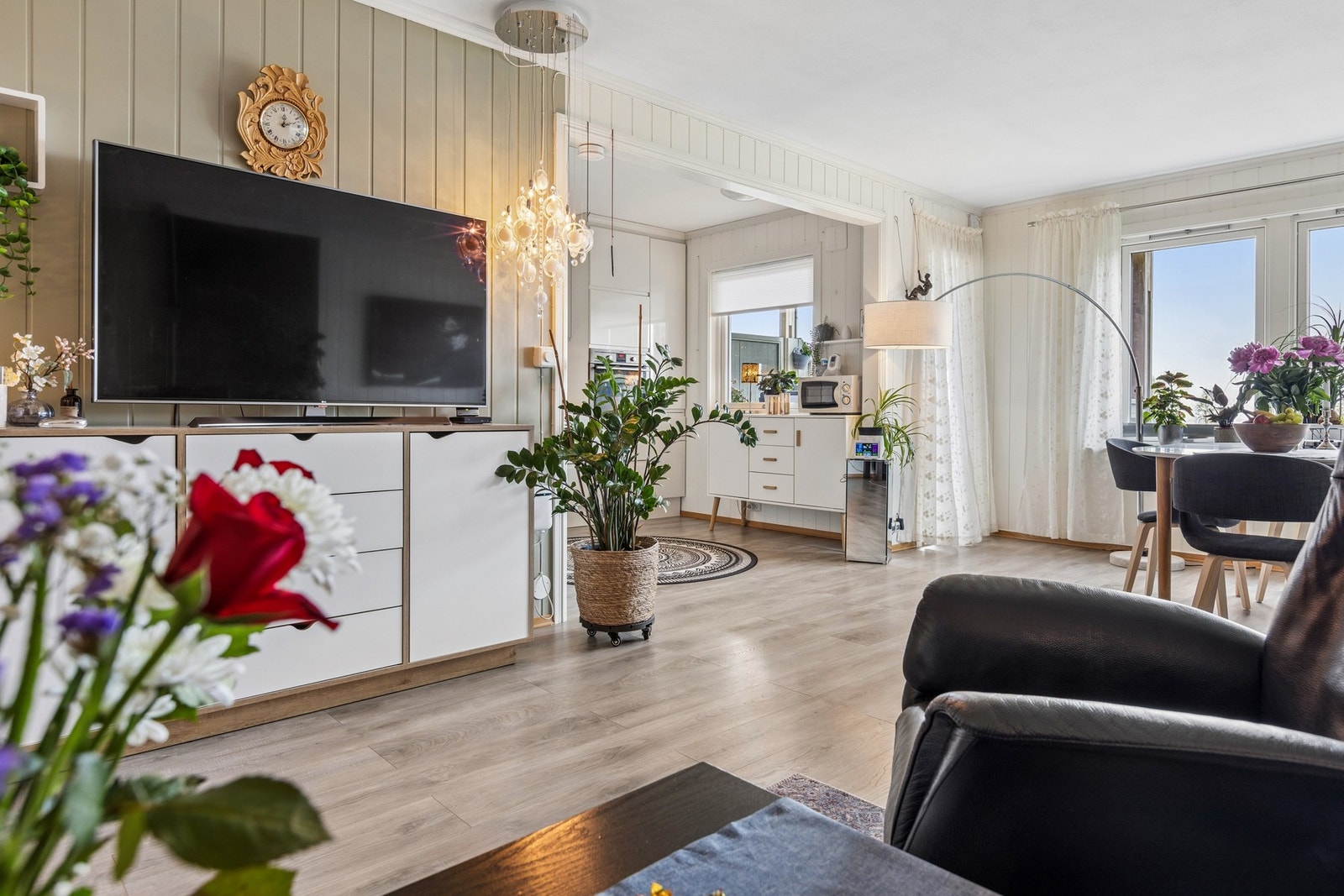 Laminat på gulv og lyse, fine flater forøvrig. Galleribilde