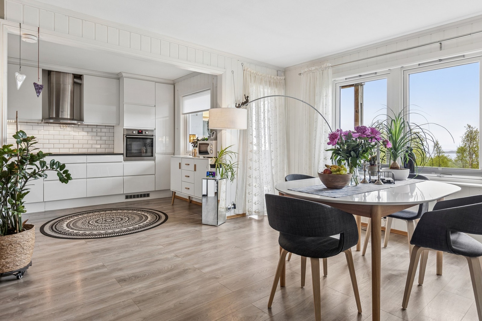 Den åpne planløsningen gir fleksible møbleringsmuligheter for både sofagruppe og spisebord. Galleribilde