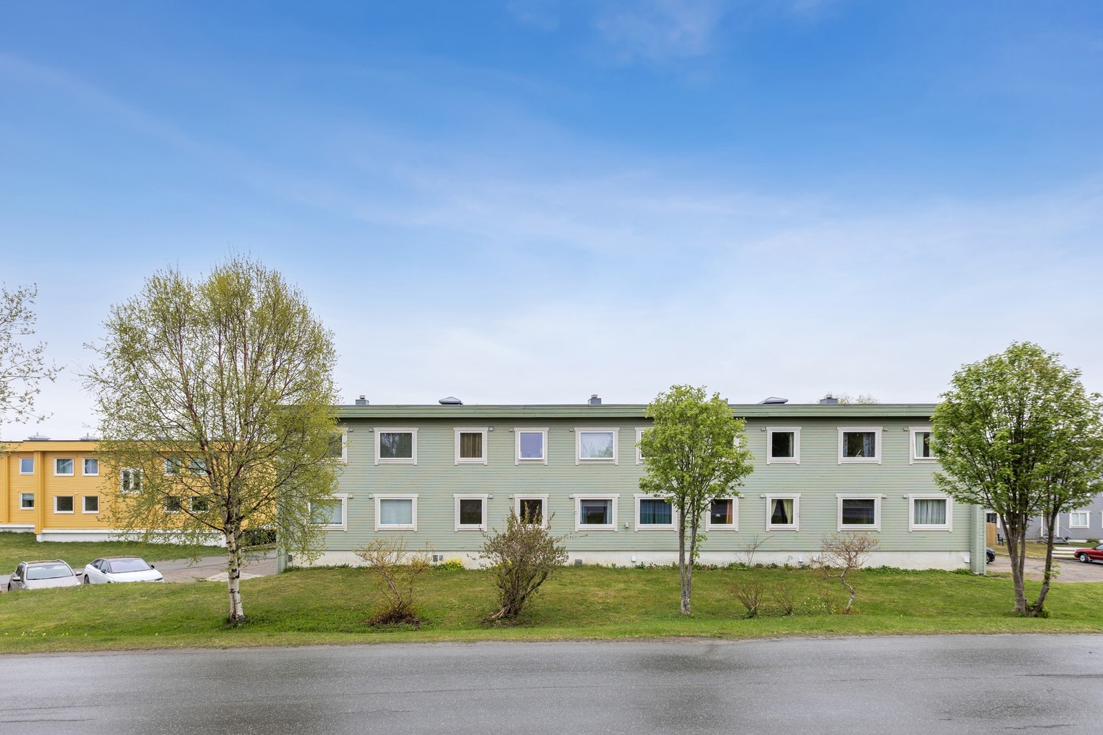 Eiendommen har store, felles grøntarealer og parkering. Galleribilde