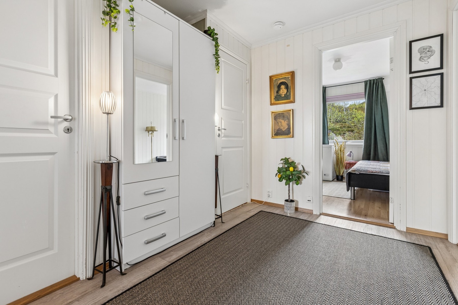 Fra entréen er det adkomst til alle rom i leiligheten. Galleribilde