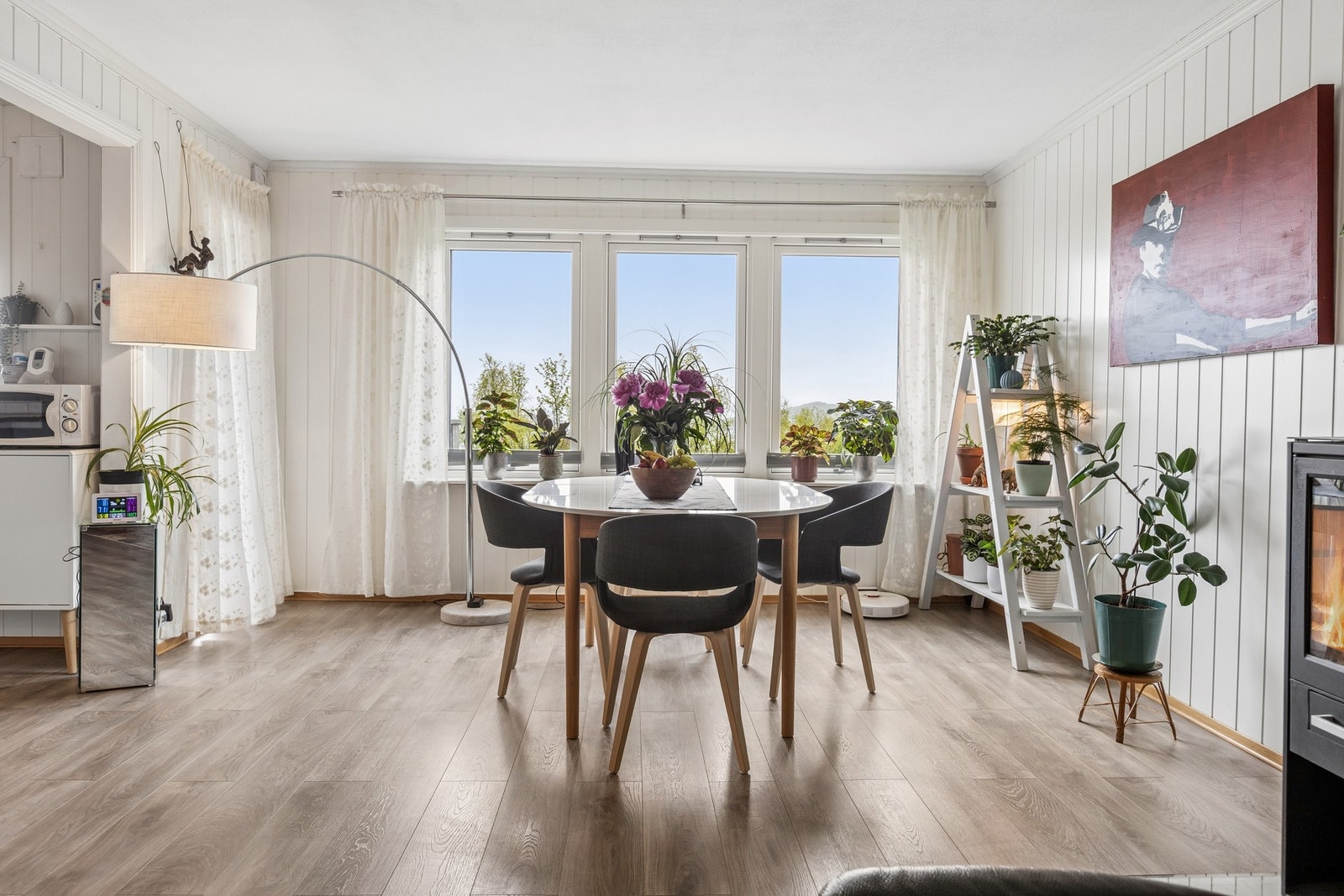 Spiseplassen er ved de store stuevinduene - her får du supre lysforhold. Galleribilde