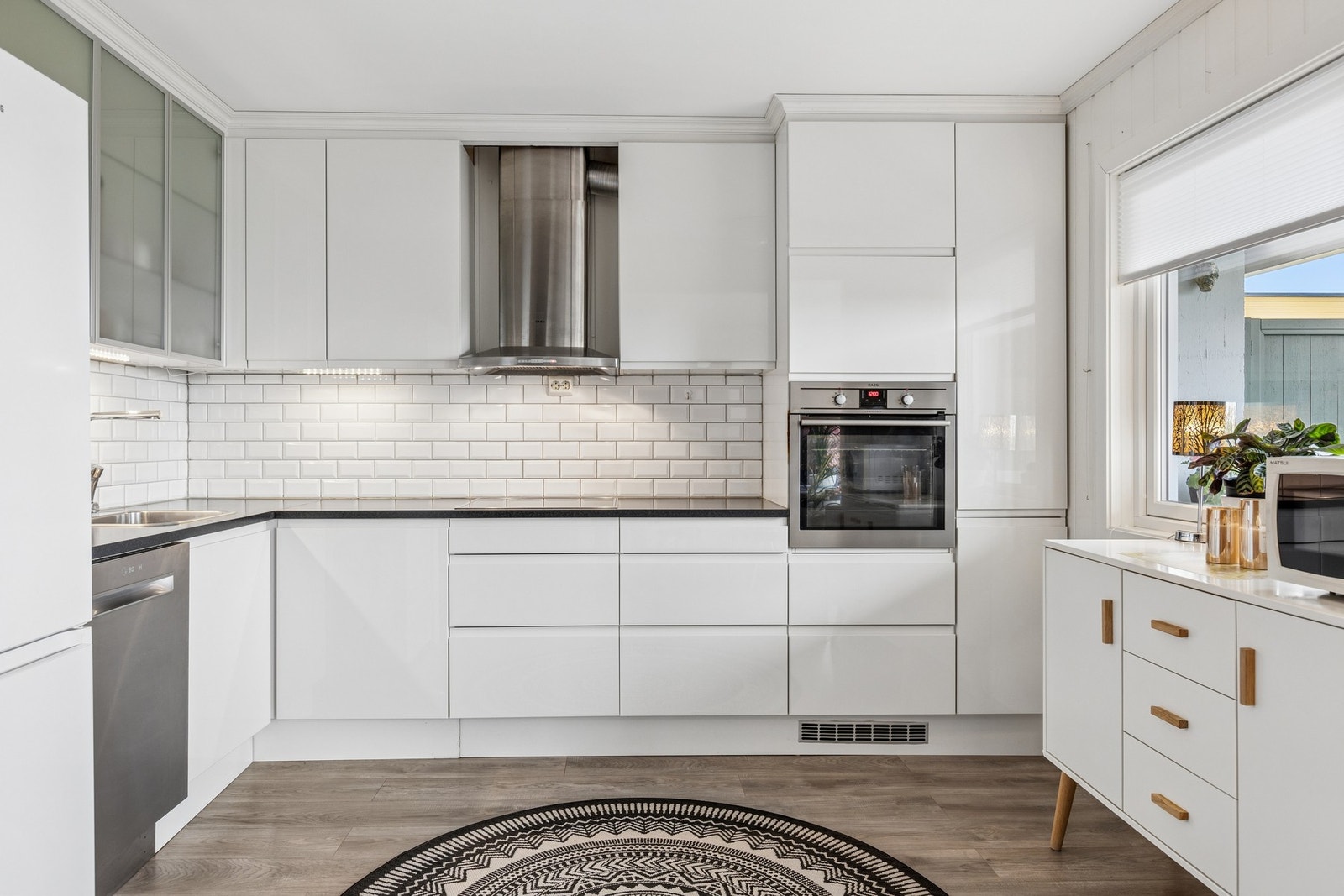 Moderne kjøkken med god arbeidsflate. Galleribilde