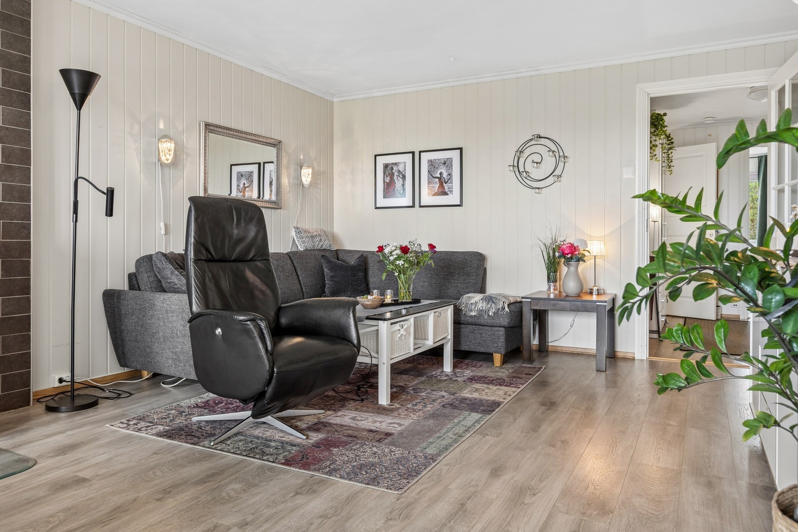 Lyse, fine overflater. Galleribilde