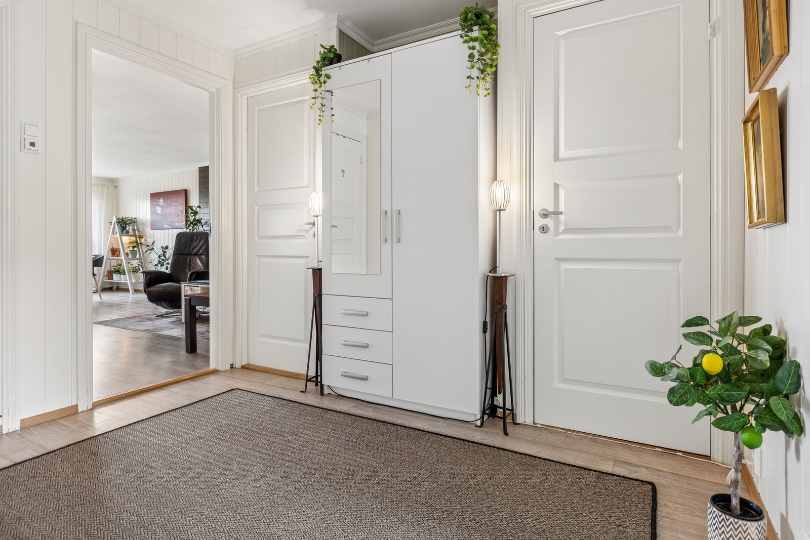 Romslig entré med plass til garderobeløsning. Galleribilde
