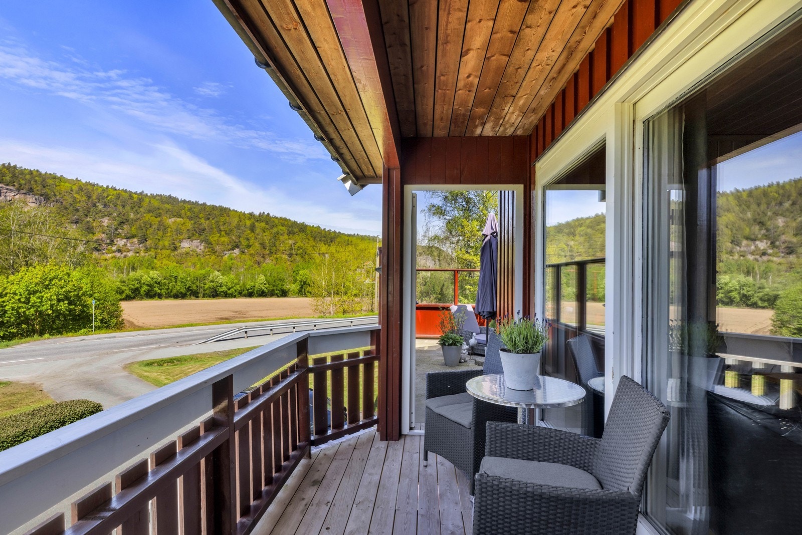 Fra verandaen er det videre adkomst til terrasse. Galleribilde