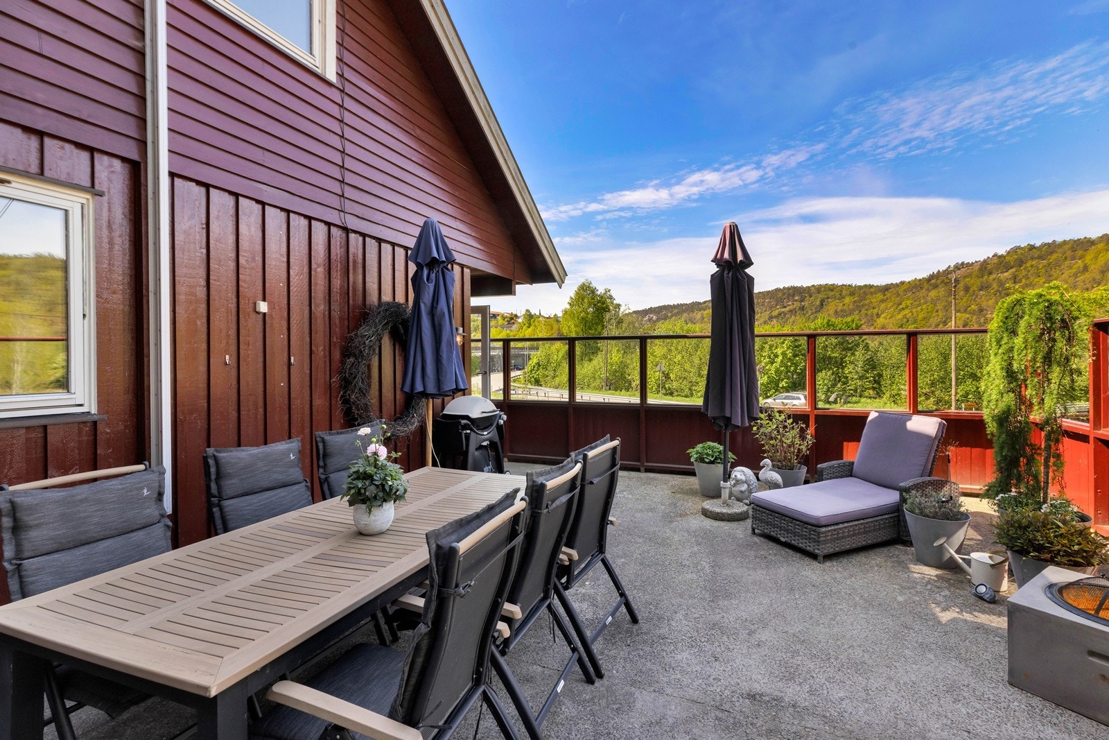 Terrassen har sol til sent på kveld sommerstid. Galleribilde