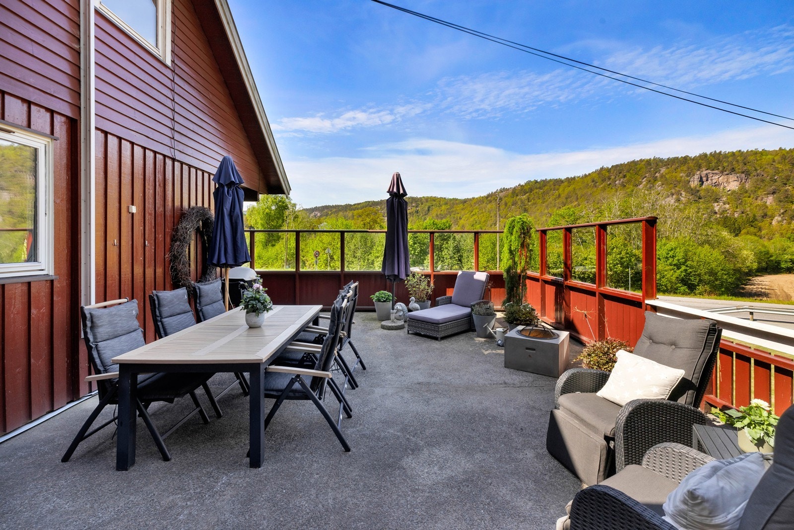 Terrasse sett fra hagestue. Galleribilde