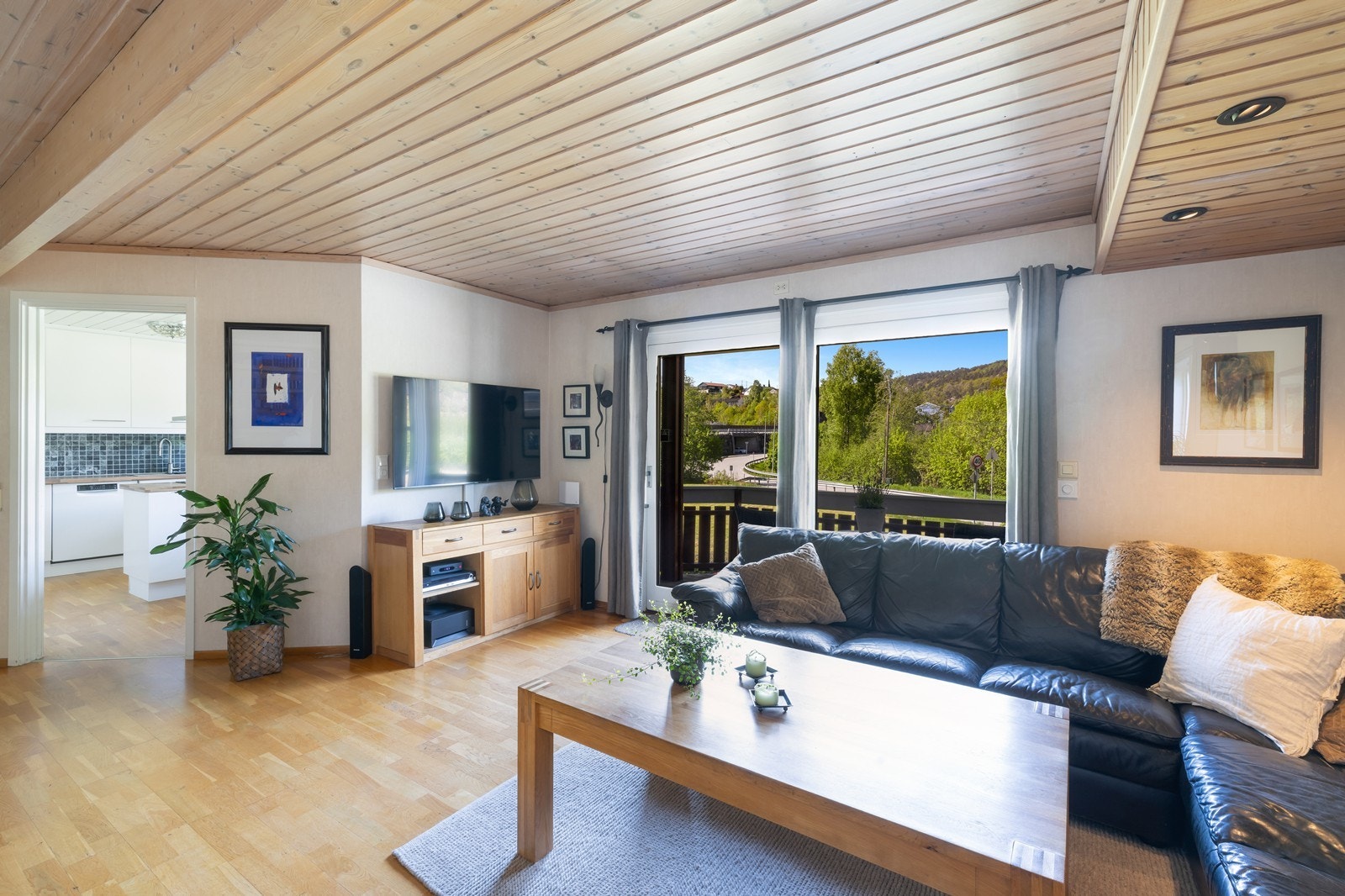 Boligen har en romslig stue. Galleribilde