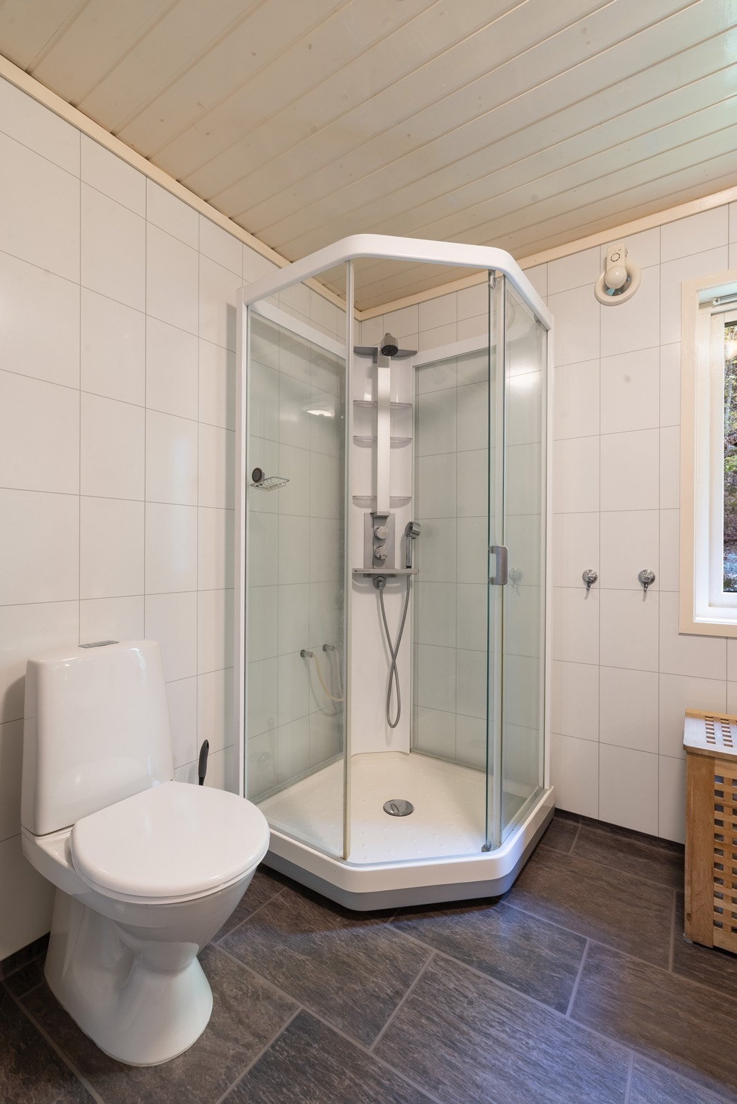 Dusjkabinett på bad. Galleribilde