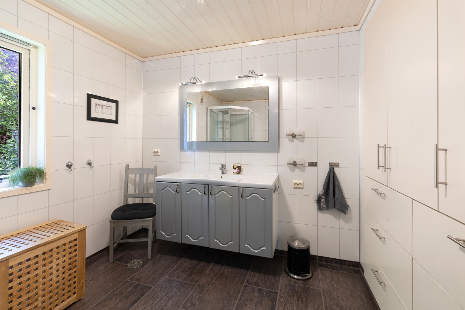 Badet framstår som romslig og velholdt. Legg også merke til plassbygget garderobeløsning. Galleribilde