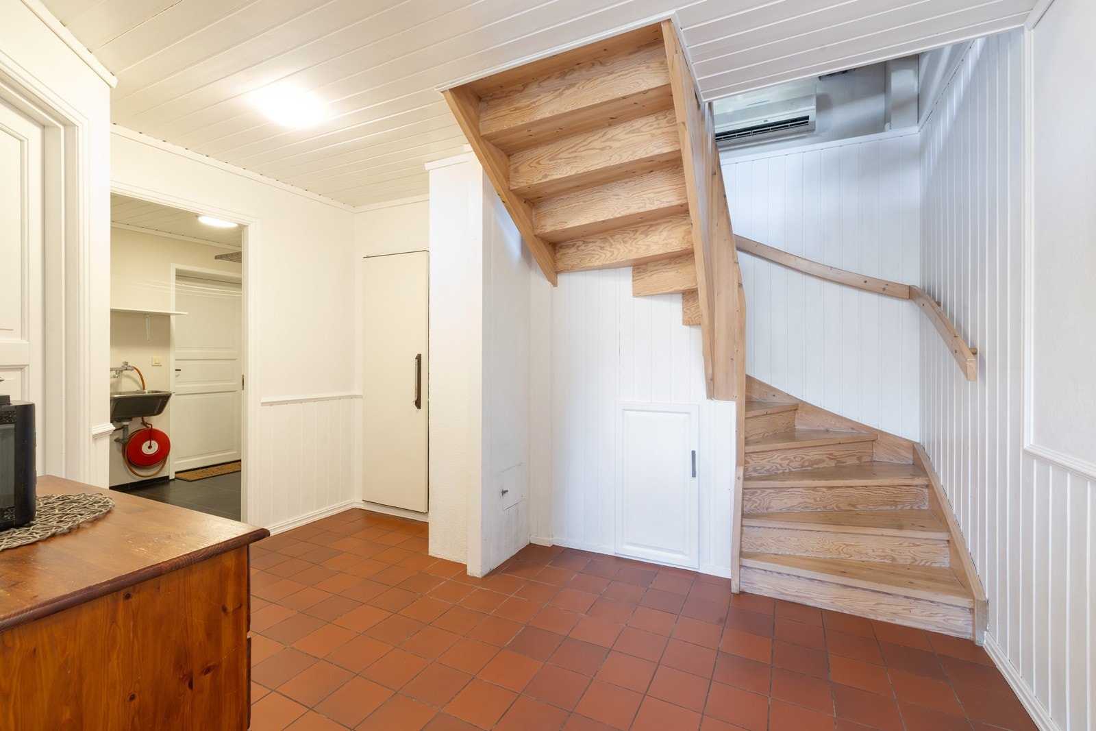 Hall ved inngangsparti. Galleribilde