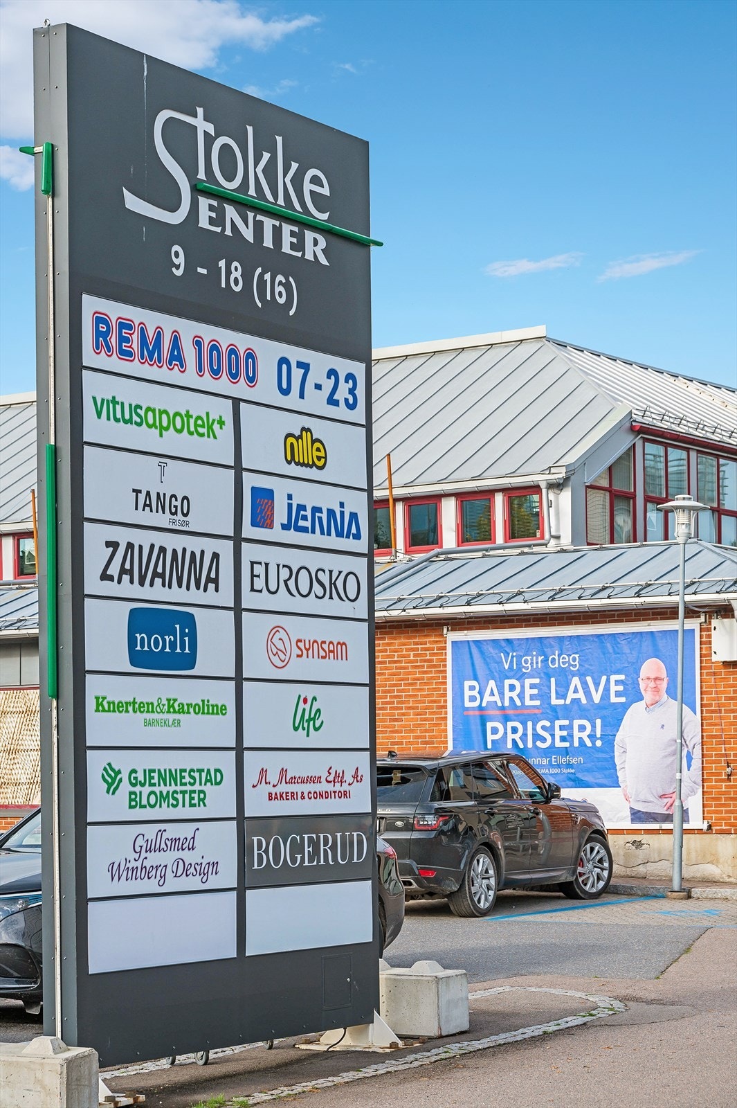 Nærmeste handelssenter er Stokke Senter, med blant annet dagligvare, apotek og vinmonopol. Galleribilde