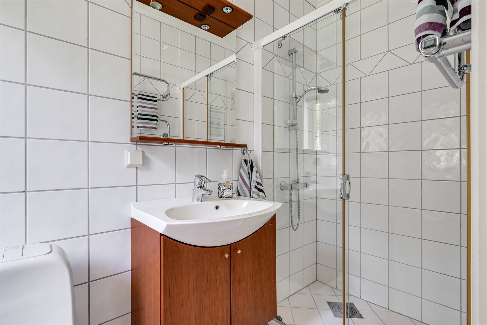 Badet har elektriske varmekabler og glassdusjvegg med skyvedør. Galleribilde