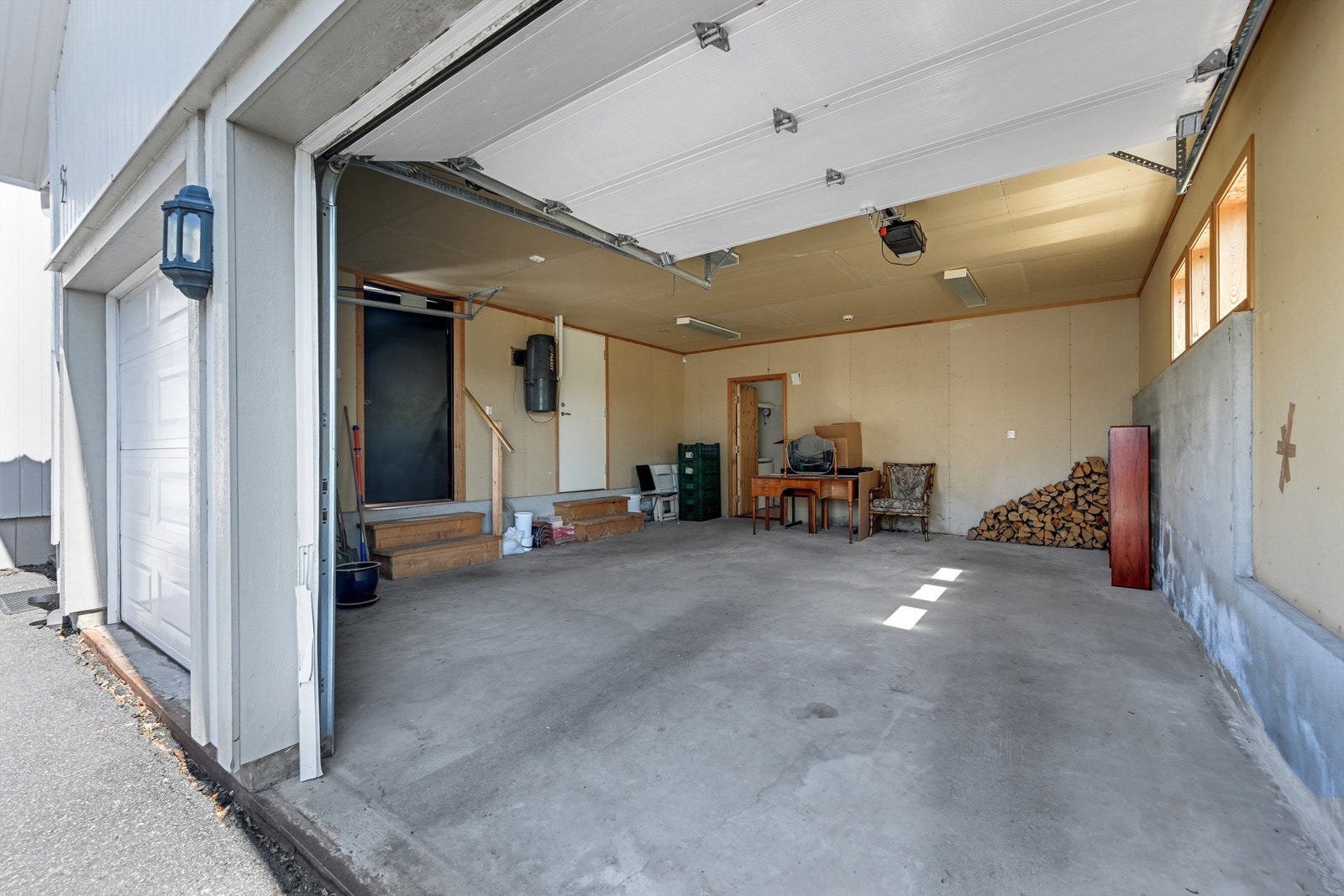 Integrert dobbelgarasje med bod og inngang til fyrrom. Én av portene har automatisk åpner. Galleribilde