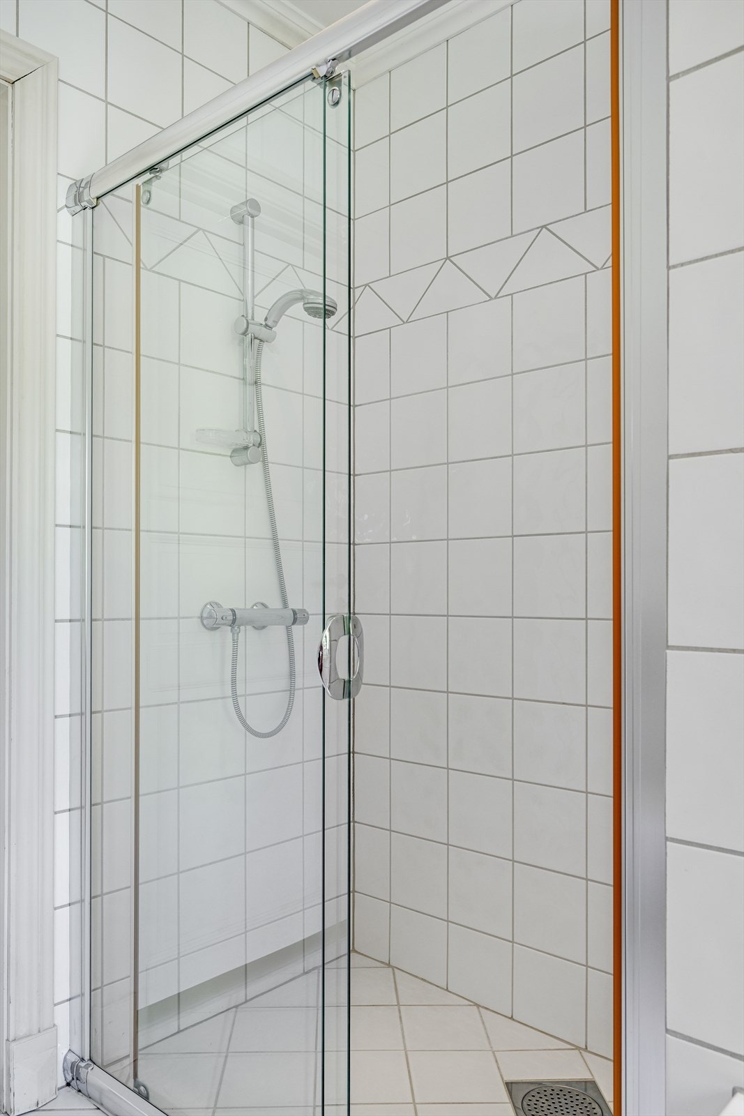 Detalj fra dusjnisjen på det store badet. Galleribilde