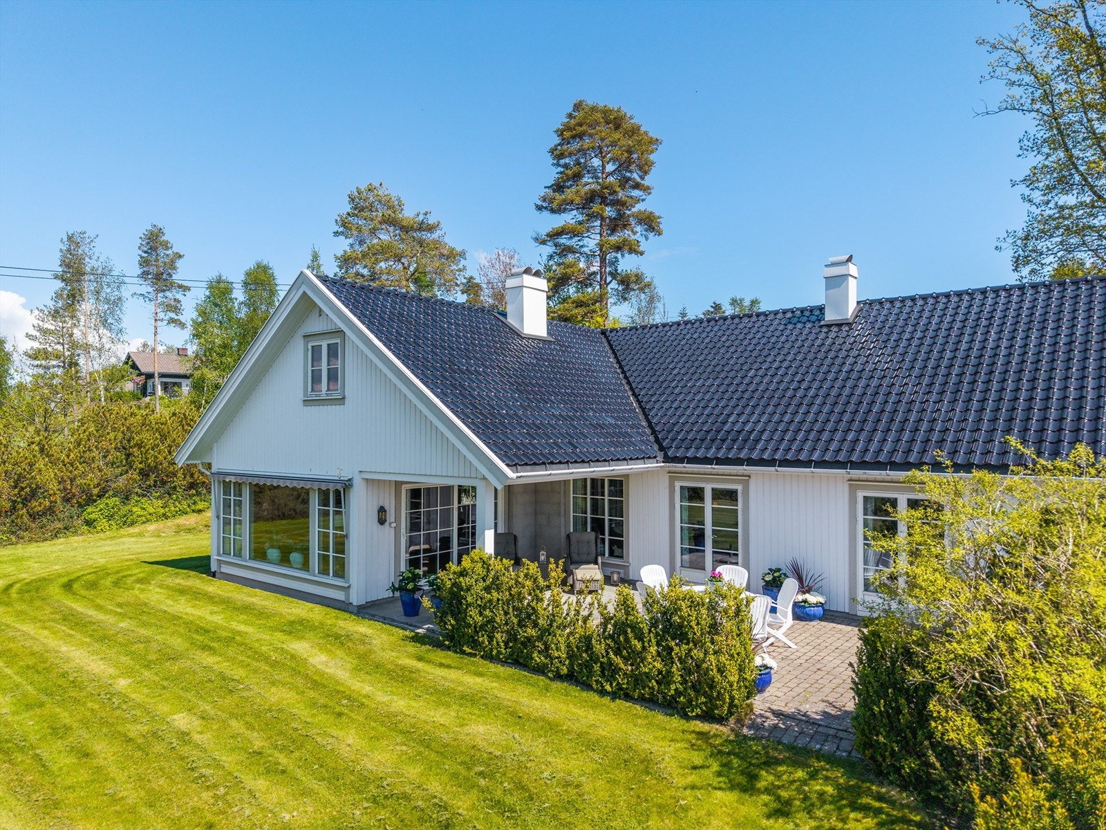 Enebolig fra 2001 med alle hovedfunksjoner på ett plan, vannbåren gulvvarme og en takhøyde på 2,6 meter. Galleribilde
