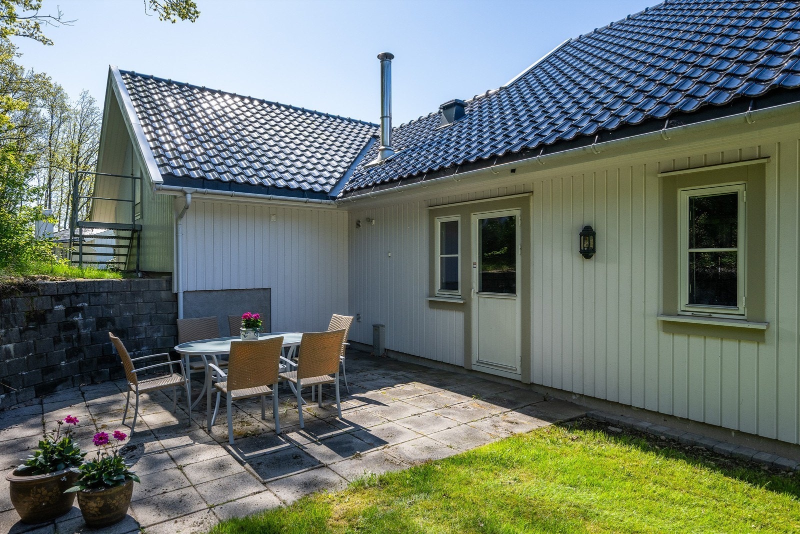 Boligen er plassert med lett skrånende terreng i bakkant. Galleribilde