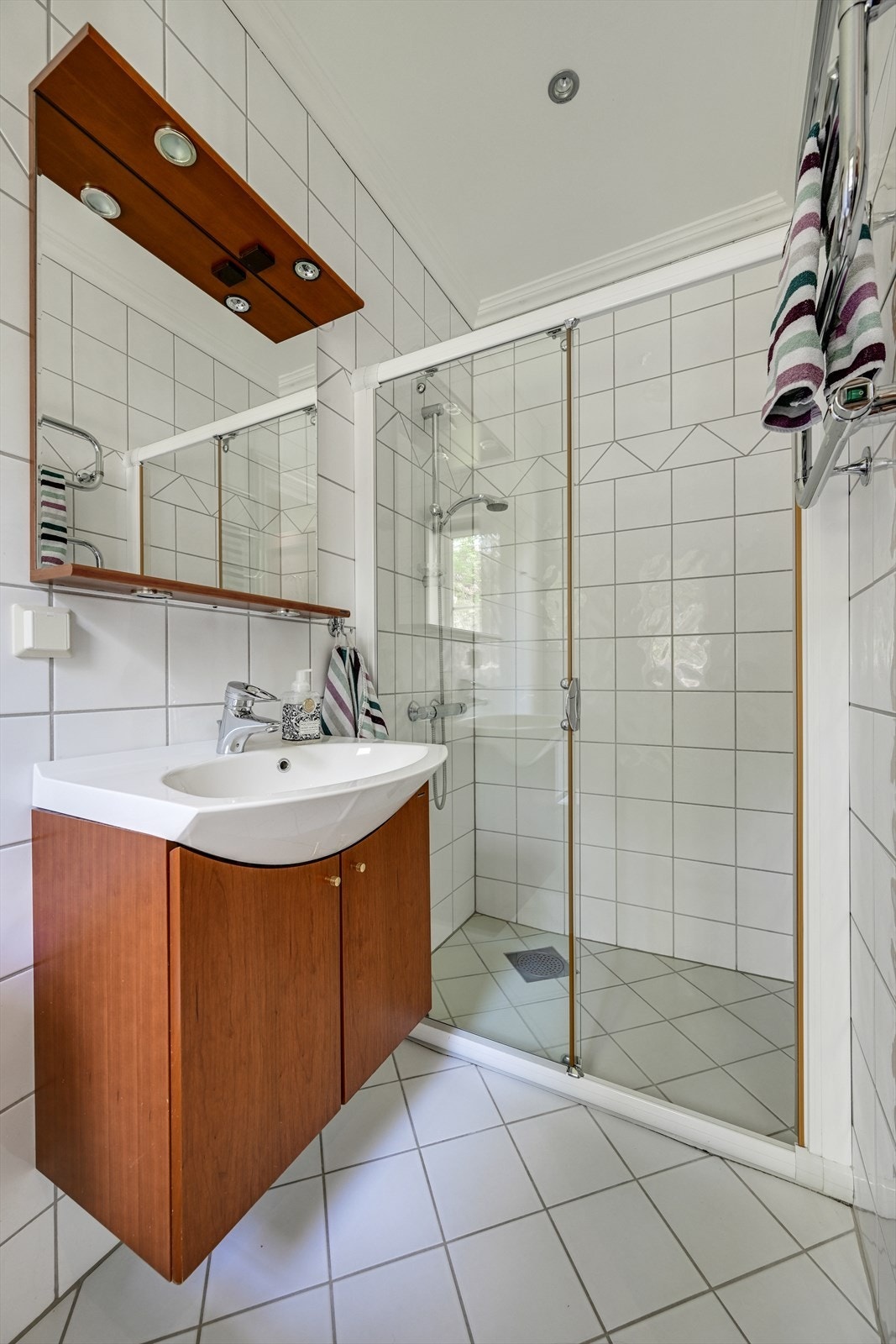 Innredning med nedfelt servant på det andre badet. Galleribilde