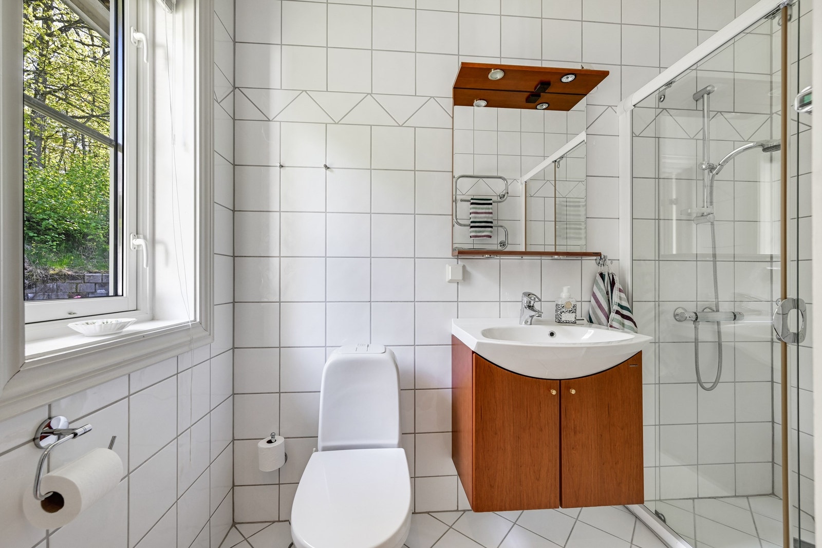 Det andre badet er også helfliset, med toalett og dusj. Galleribilde