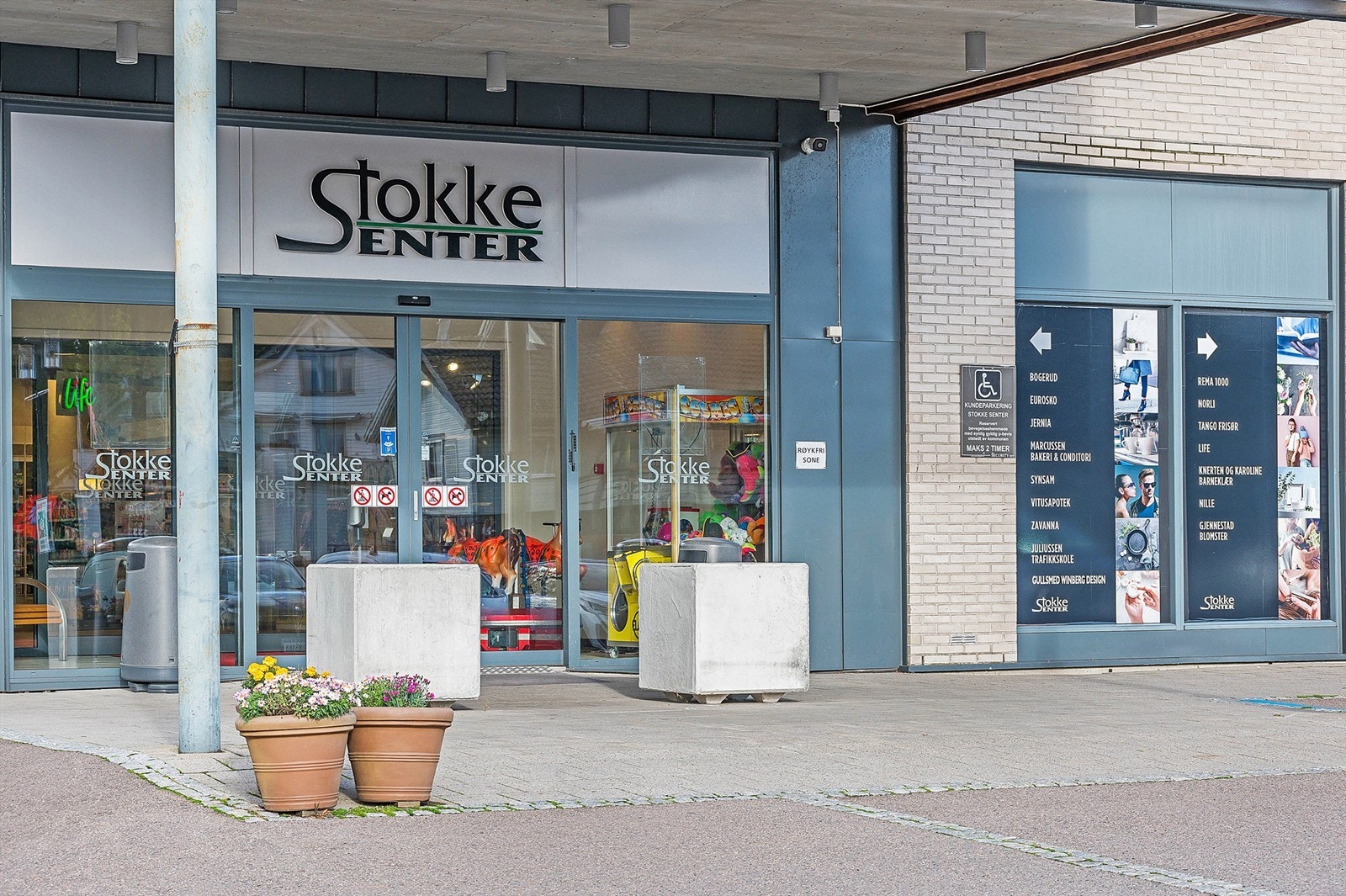 Stokke Senter ligger kun 5 minutter unna med bil. Galleribilde