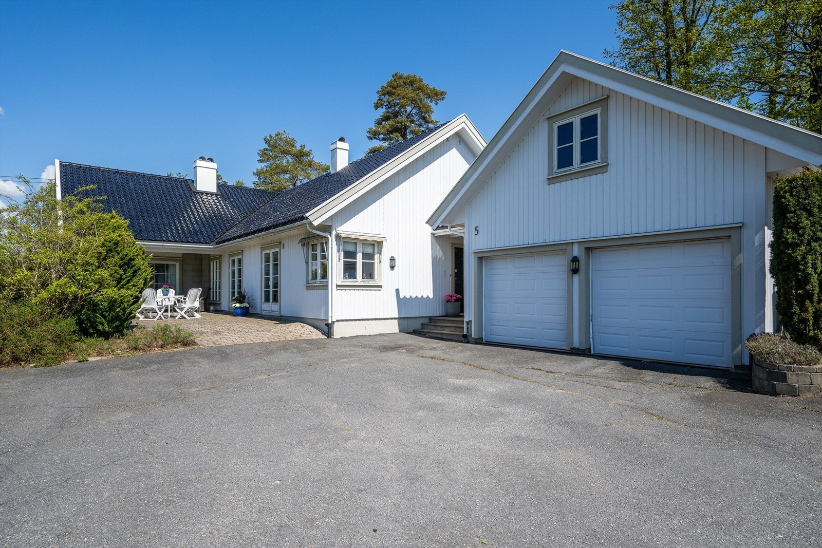 Asfaltert innkjørsel og gårdsplass med god plass til parkering. Galleribilde