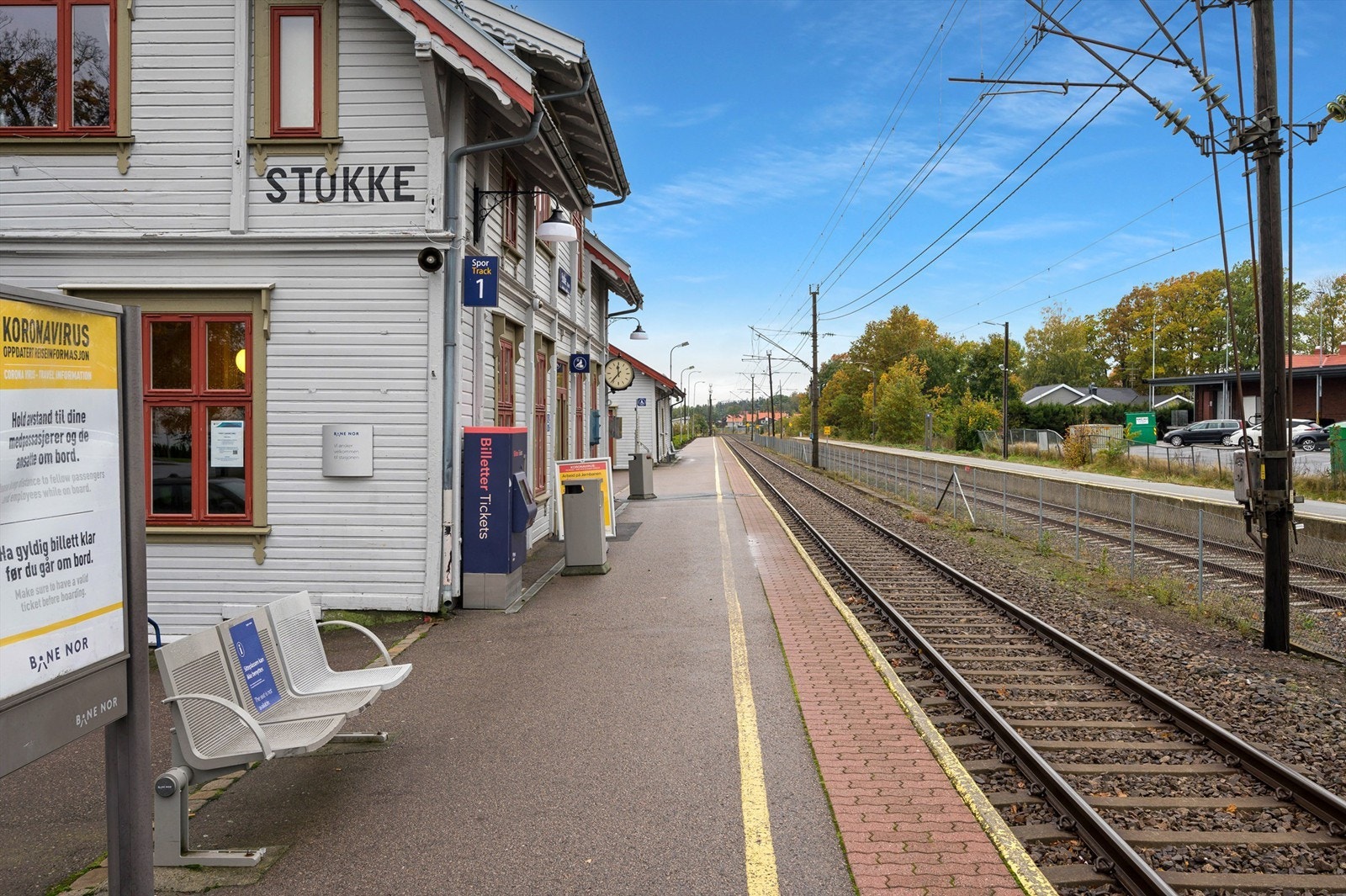 Stokke stasjon ligger kun en kort kjøretur unna, med togforbindelse mot Oslo og Skien. Galleribilde