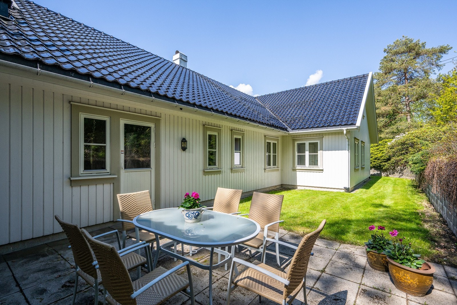 Bakhagen har fin uteplass med belegningsstein og plass til sittegruppe. Galleribilde
