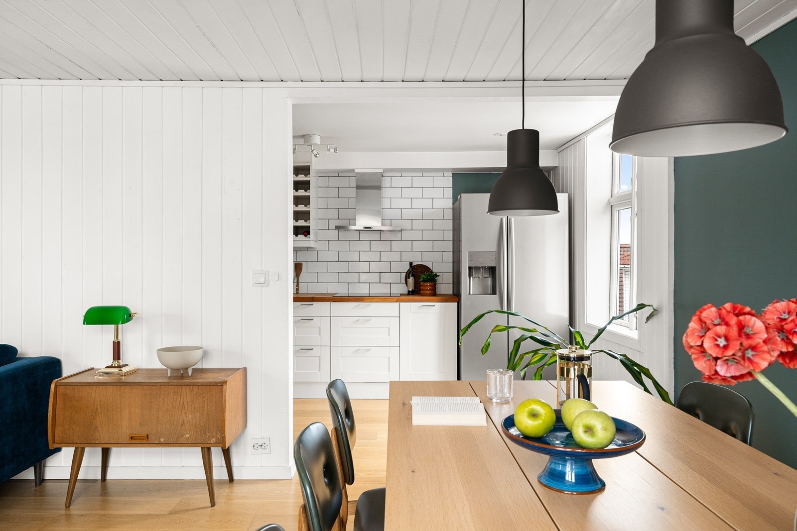 Spisestuen ligger praktisk til med en delvis åpen løsning inn til kjøkkenet. Galleribilde