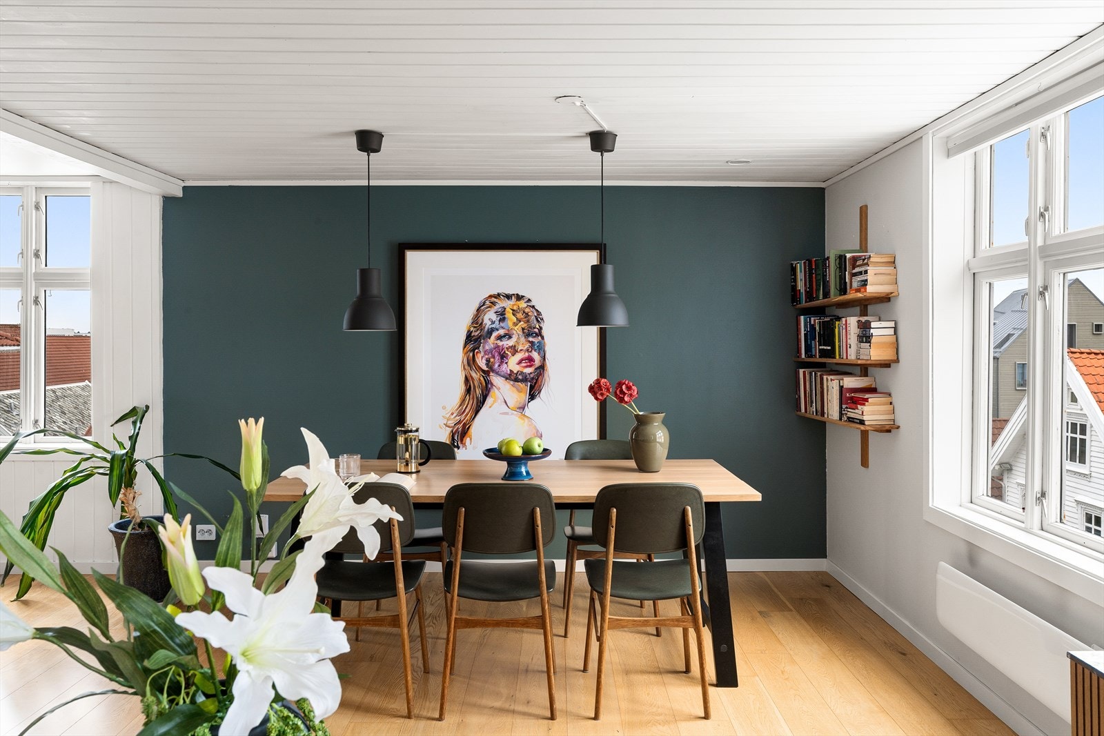 Spisestue med god plass til større spisebord, her kan du invitere venner og familie. Galleribilde
