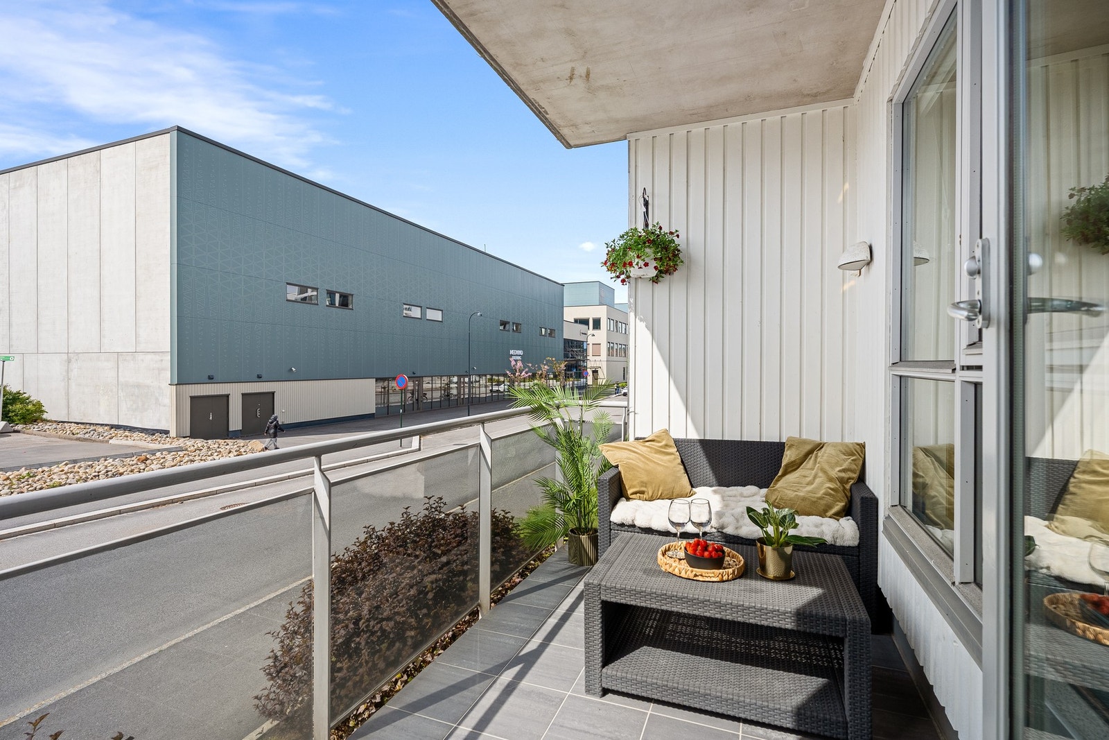 - Deilig med egen overbygd uteplass med glassrekkverk - Galleribilde