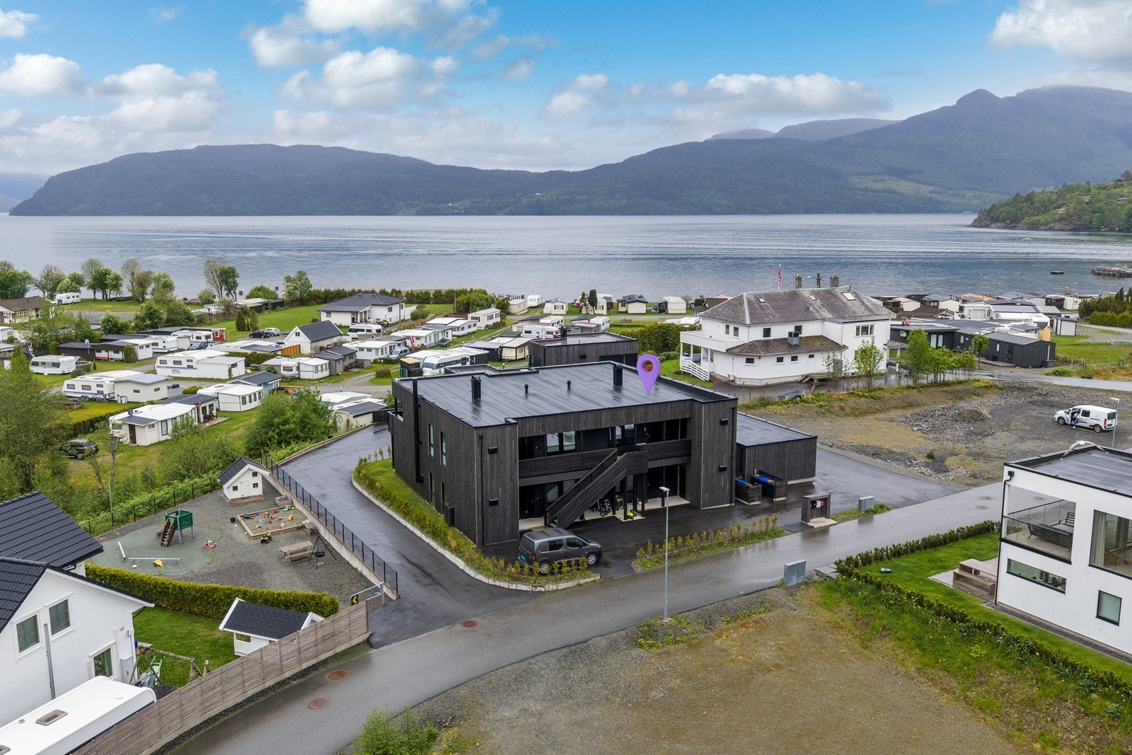 Strøken utsiktsleilighet med 3 soverom og stor overbygget terrasse - like ovenfor campingplassen Galleribilde