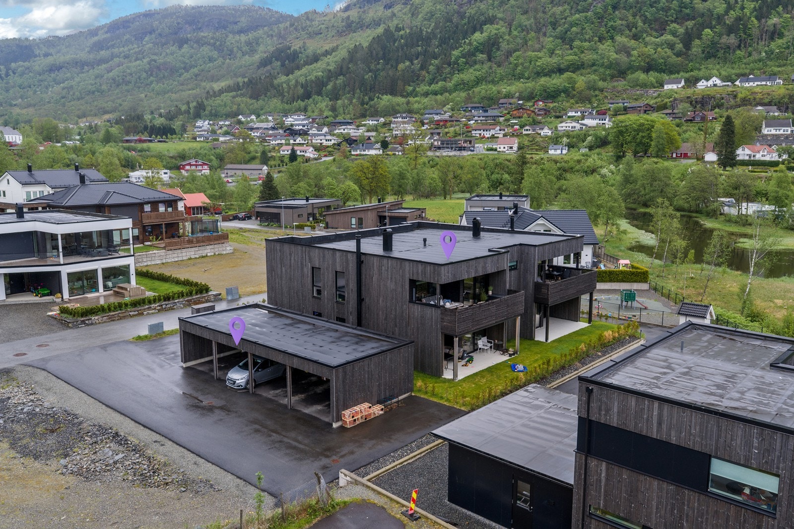 Fra Vikedal sentrum ta av mot Båthavna, følg veien naturlig forbi båthavna mot Vikedal camping, opp til venstre ved innkjørsel til Vikedal Camping. Boligen kommer på høyre hånd etter 200 meter. Galleribilde