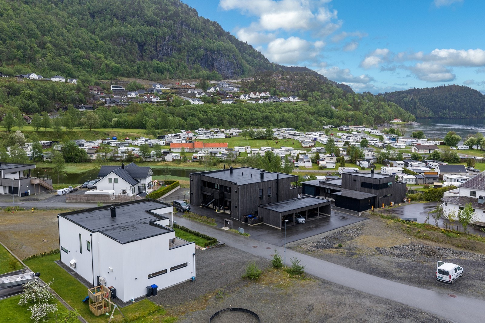 Idrettsanlegg med fotballbaner, sanvolleyballbaner, idrettshall og bygdahus like ved. Galleribilde
